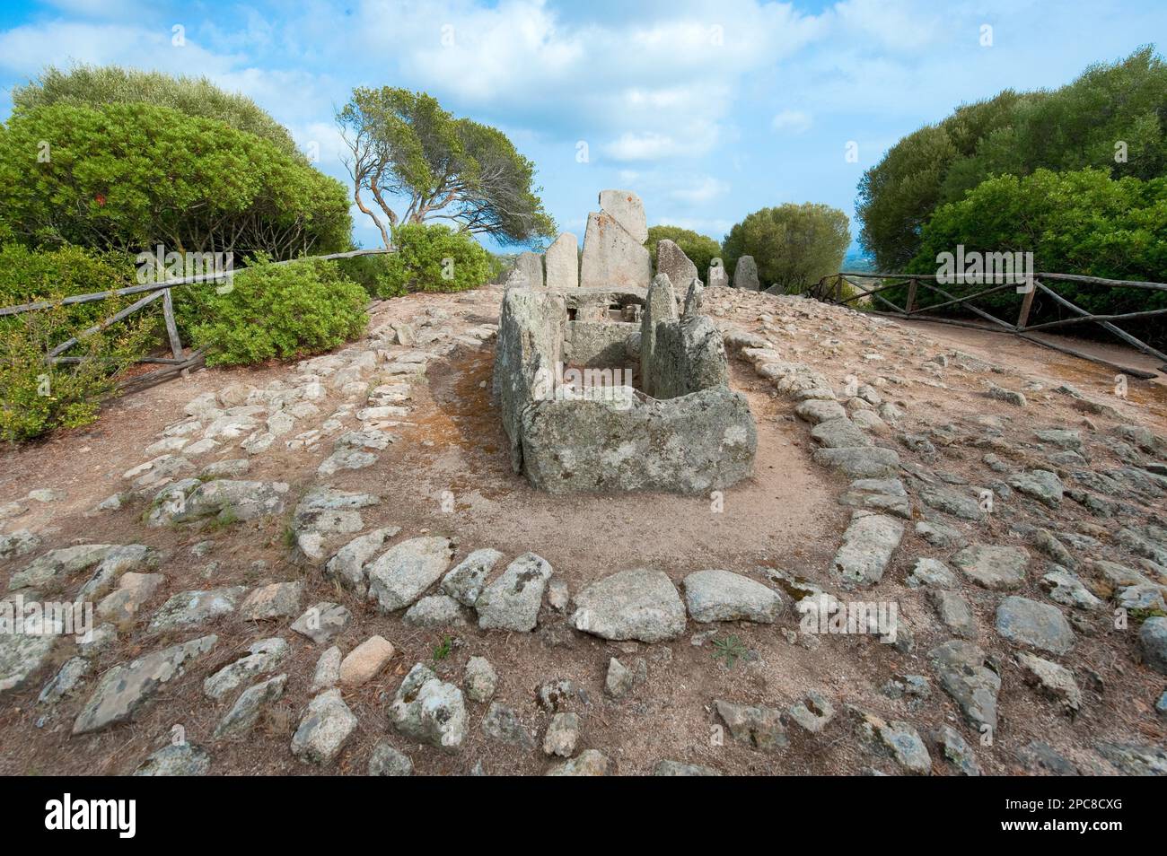 Tombe des géants, Coddu Vecchiu, Arzachena, Gallura, province de Sassari. Sardaigne, Italie, Europe, Tombeau des géants, Tomba Di Giganti Banque D'Images