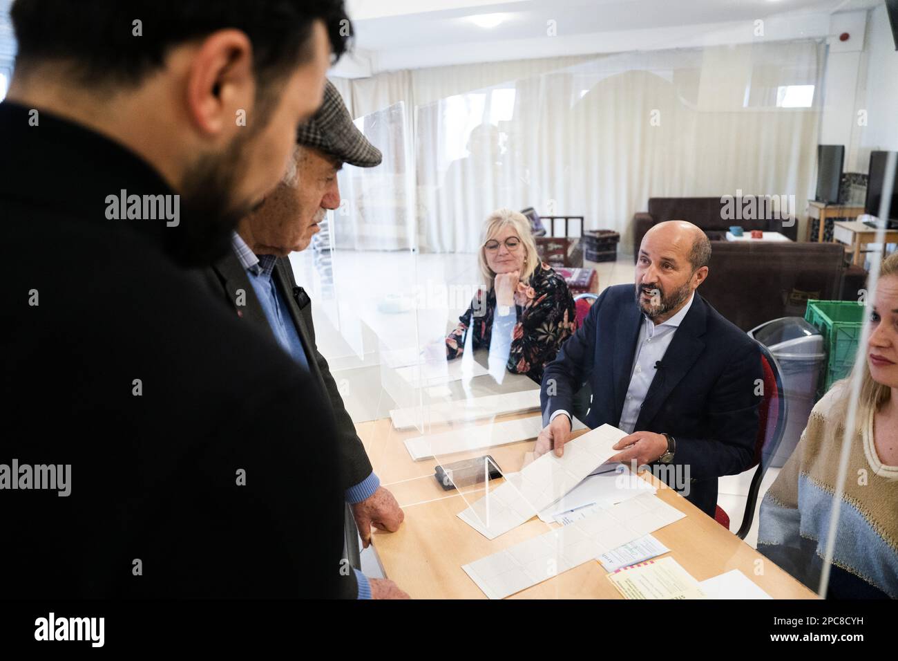 ARNHEM - le maire Ahmed Mardivan pendant le procès votant à la mosquée Turkyem, à l'approche des élections du Conseil provincial. ANP JEROEN JUMELET pays-bas sortie - belgique sortie Banque D'Images
