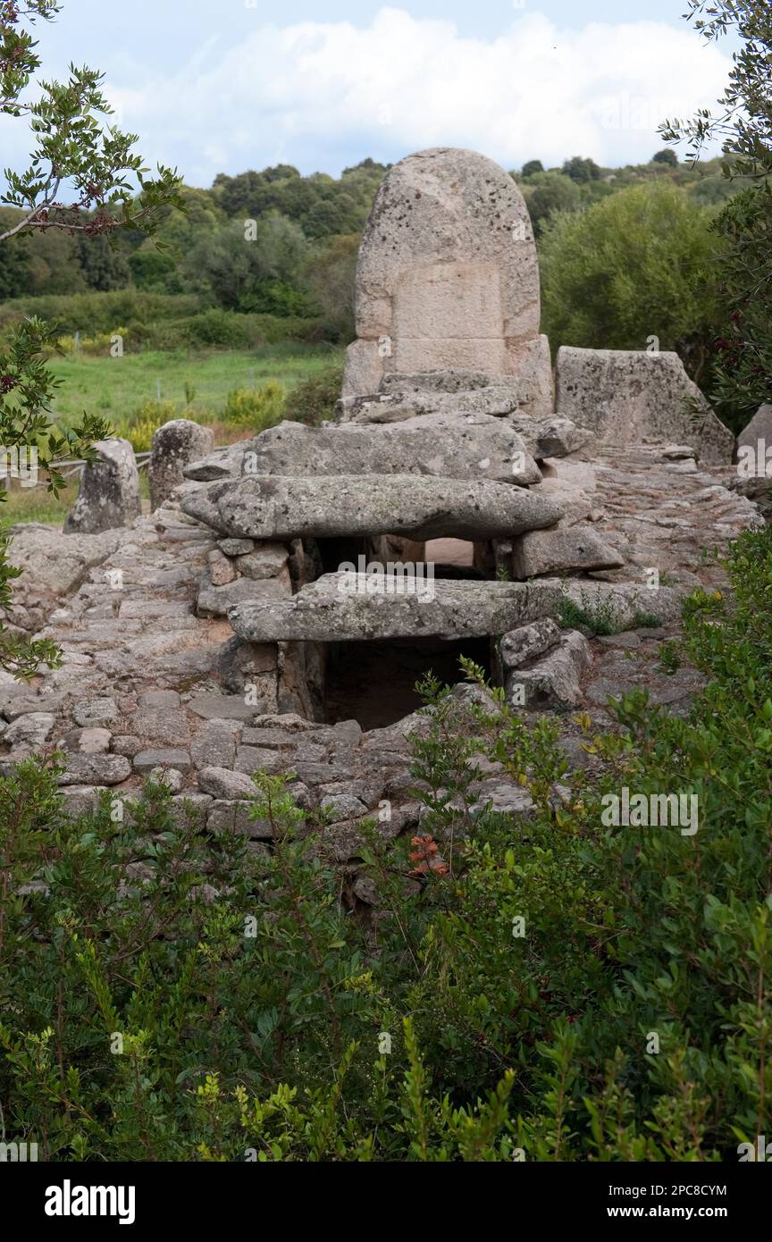 Tombe des géants, Coddu Vecchiu, Arzachena, Gallura, province de ...