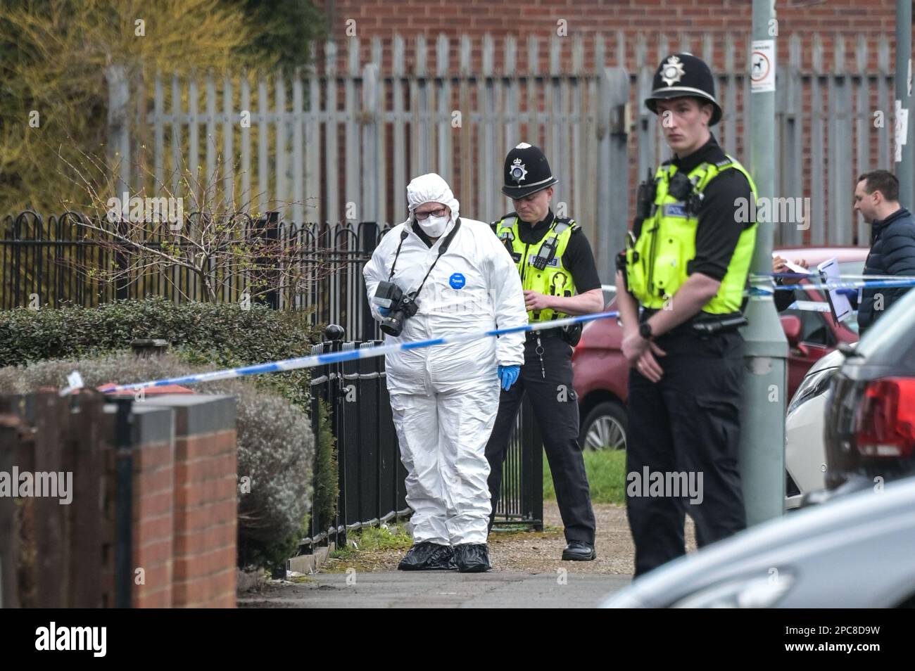 Cadbury Drive, Birmingham, 13 mars 2023 - la police des Midlands de l'Ouest a lancé une enquête pour meurtre après que deux hommes ont été attaqués dans une propriété à Birmingham cet après-midi. Un trent légiste bleu était à l'extérieur de la propriété avec 2 policiers légistes qui prenaient des photos. Un homme a été blessé par arme blanche et, malgré tous les efforts de ses collègues ambulanciers, est mort sur les lieux de Cadbury Drive juste après 13 heures. Un autre homme a également été blessé par arme blanche et a été transporté à l'hôpital dans un état critique. Crédit : arrêtez Press Media/Alamy Live News Banque D'Images