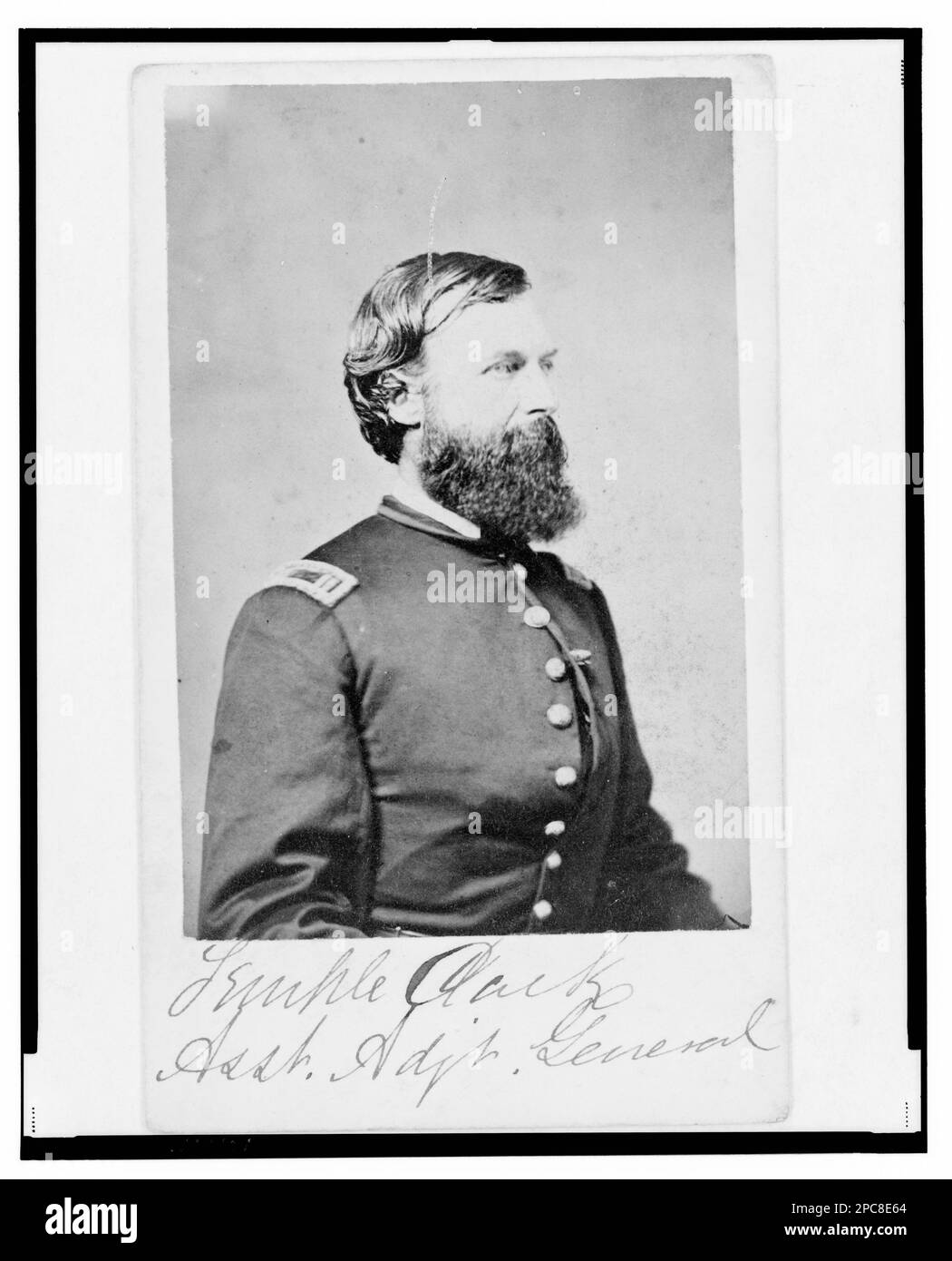 Adjoint général Temple Clark, officier syndical, portrait en demi-longueur, face à droite. Titre conçu par le personnel de la Bibliothèque, dans: Adolph Metzner album photo ., no 6, copie laser couleur de référence de substitution, montrant le recto et le verso de la photo, classé avec les aides à la recherche pour LE LOT 8751 dans la salle de lecture P&P. Clark, Temple, Service militaire, États-Unis, Histoire, Guerre civile, 1861-1865, officiers militaires, Union. Banque D'Images