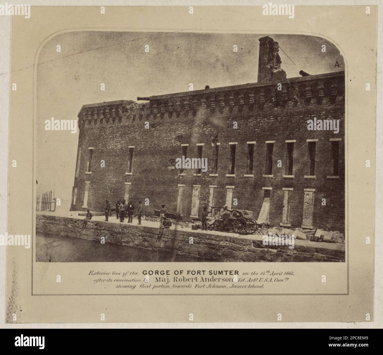 Vue extérieure de la gorge du fort Sumter le 14th avril 1861 après son évacuation par le Maj. Robert Anderson, 1st Arty. ÉTATS-UNIS Comdg montrant cette portion vers fort Johnson, île James. Titre de l'article, monté avec deux autres photos, la photographie est peut-être la moitié d'une paire de stéréos, la lettre 'A' est indiquée dans le coin supérieur droit du négatif, La photographie a ensuite été utilisée comme source pour une lithographie avec le même titre qui a été inclus dans l'Atlas pour accompagner les documents officiels de l'Union et des armées confédérées par G. T. Beauregard en 1895. Forts et fortifications, Caroline du Sud, Cha Banque D'Images