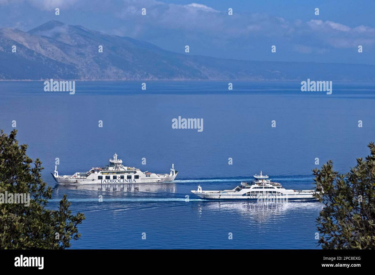 Deux bateaux de ferry pour voitures Jadrolinija sur la route Valbiska - Merag, reliant les îles Krk et Cres dans la baie de Kvarner, Primorje-Gorski Kotar, Croatie Banque D'Images