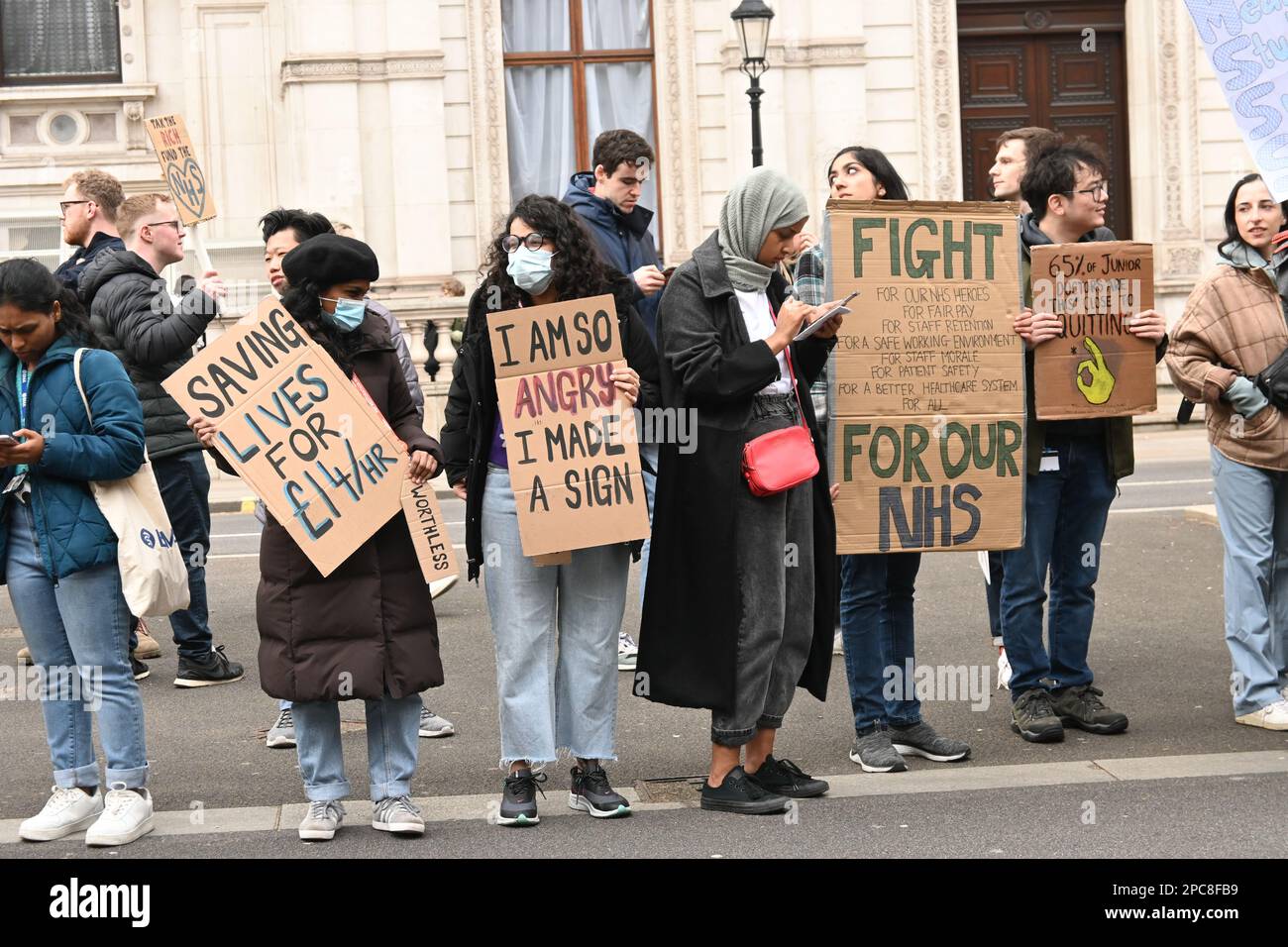 Whitehall, Londres, Royaume-Uni. 13th mars 2023. Les jeunes médecins tiennent des écriteaux exprimant leur opinion sur la ligne de piquetage à l'hôpital St Thomas au début de l'action industrielle de 72 heures sur la paie et les conditions de travail. Crédit : voir Li/Picture Capital/Alamy Live News Banque D'Images