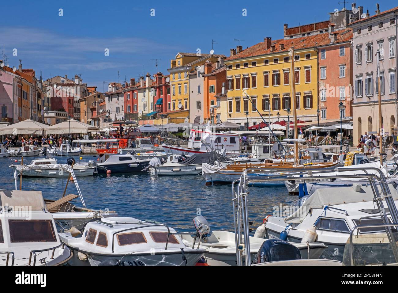 Bateaux de pêche et voiliers dans le port de la ville Rovinj / Rovivno, station balnéaire le long de la mer Adriatique nord, Istria Comté, Croatie Banque D'Images