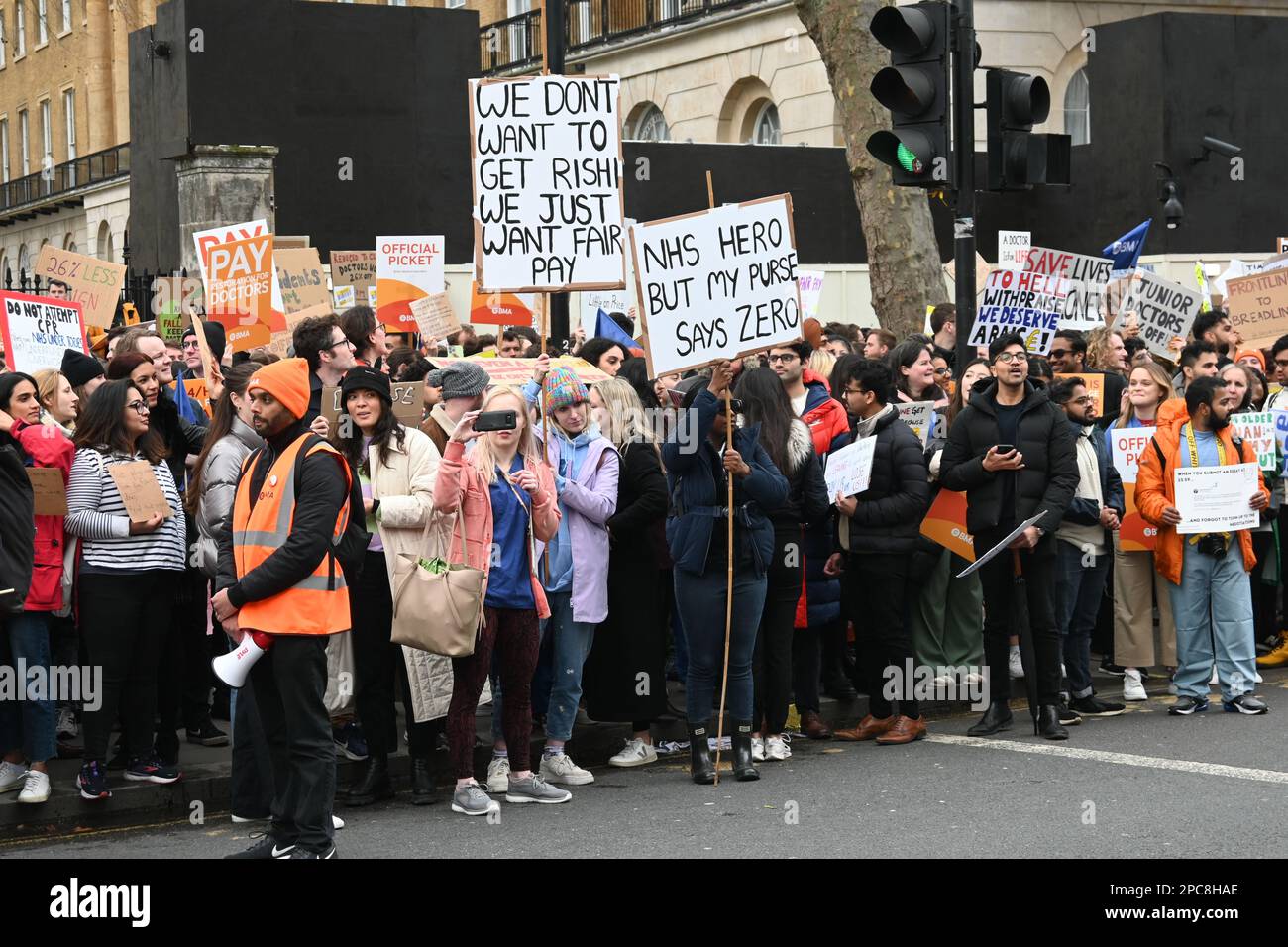 Whitehall, Londres, Royaume-Uni. 13th mars 2023. Les jeunes médecins tiennent des écriteaux exprimant leur opinion sur la ligne de piquetage à l'hôpital St Thomas au début de l'action industrielle de 72 heures sur la paie et les conditions de travail. Crédit : voir Li/Picture Capital/Alamy Live News Banque D'Images