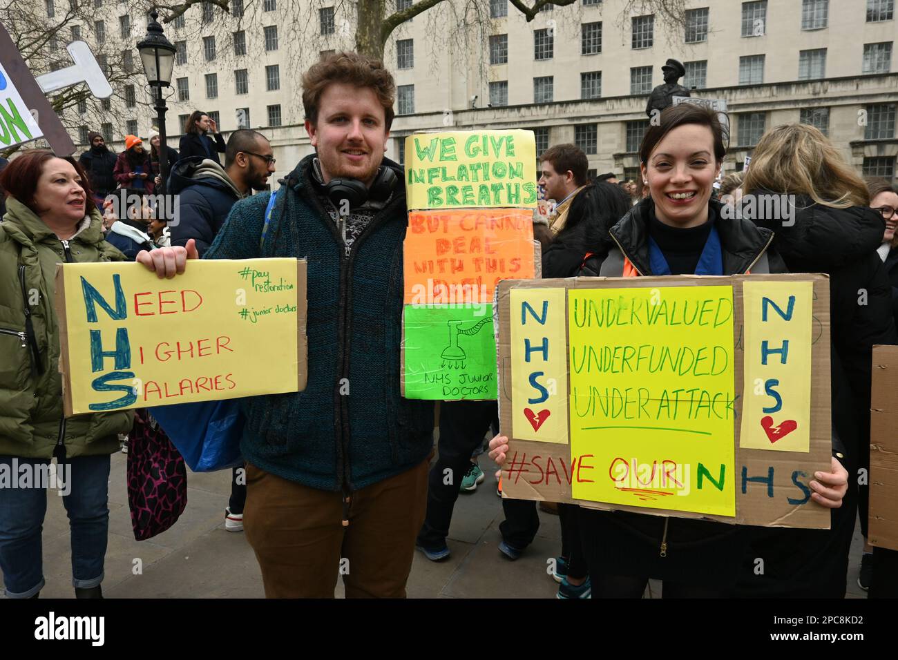 Whitehall, Londres, Royaume-Uni. 13th mars 2023. Les jeunes médecins tiennent des écriteaux exprimant leur opinion sur la ligne de piquetage à l'hôpital St Thomas au début de l'action industrielle de 72 heures sur la paie et les conditions de travail. Crédit : voir Li/Picture Capital/Alamy Live News Banque D'Images