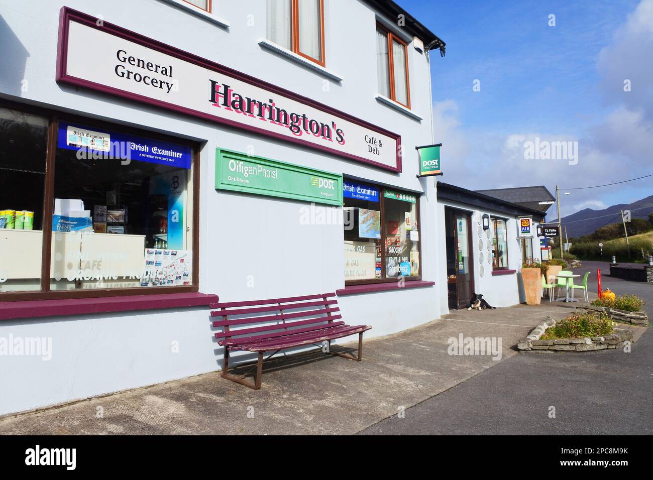 Ardgroom village magasins et station-service sur la péninsule de Beara, comté de Cork, Irlande - John Gollop Banque D'Images