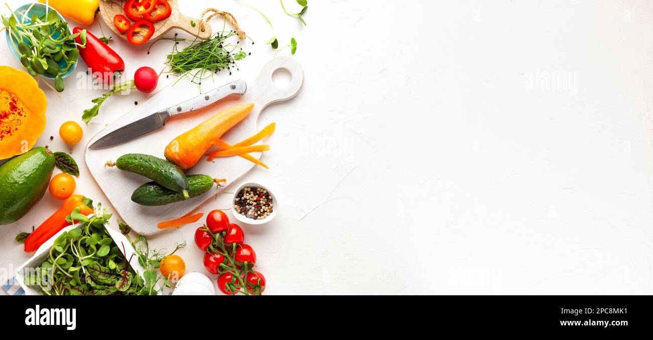 Légumes frais, fruits, micro-légumes et herbes pour cuisiner des repas sains à la maison.Cadre alimentaire avec espace de copie, vue de dessus. Banque D'Images