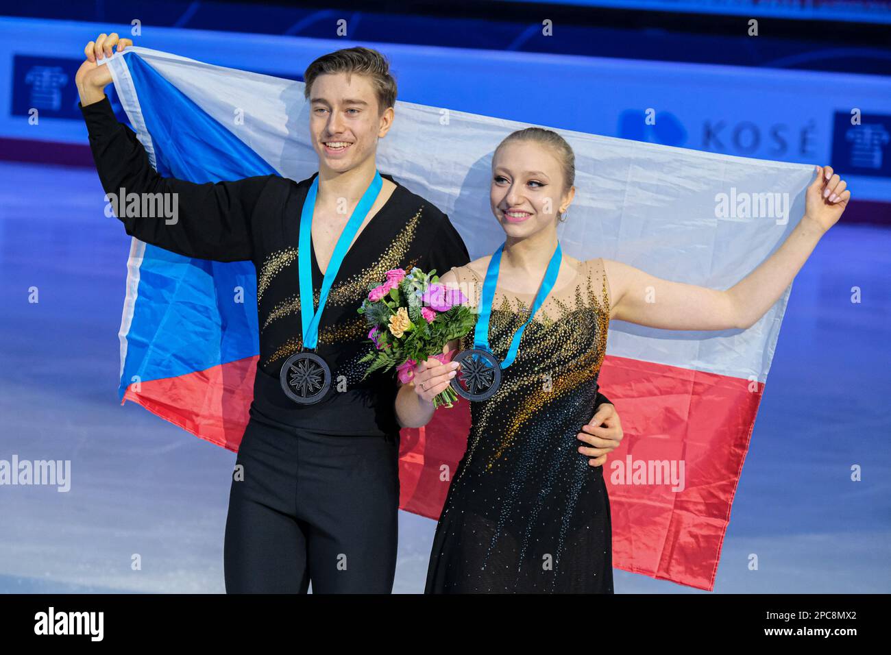 Daniel Mrazek et Katerina Mrazkova de République tchèque (Bronze) posent avec leurs médailles dans la danse sur glace Junior pairs lors de la finale du Grand Prix de patinage artistique de l'UIP à Palavela. (Photo par Davide Di Lalla / SOPA Images/Sipa USA) Banque D'Images