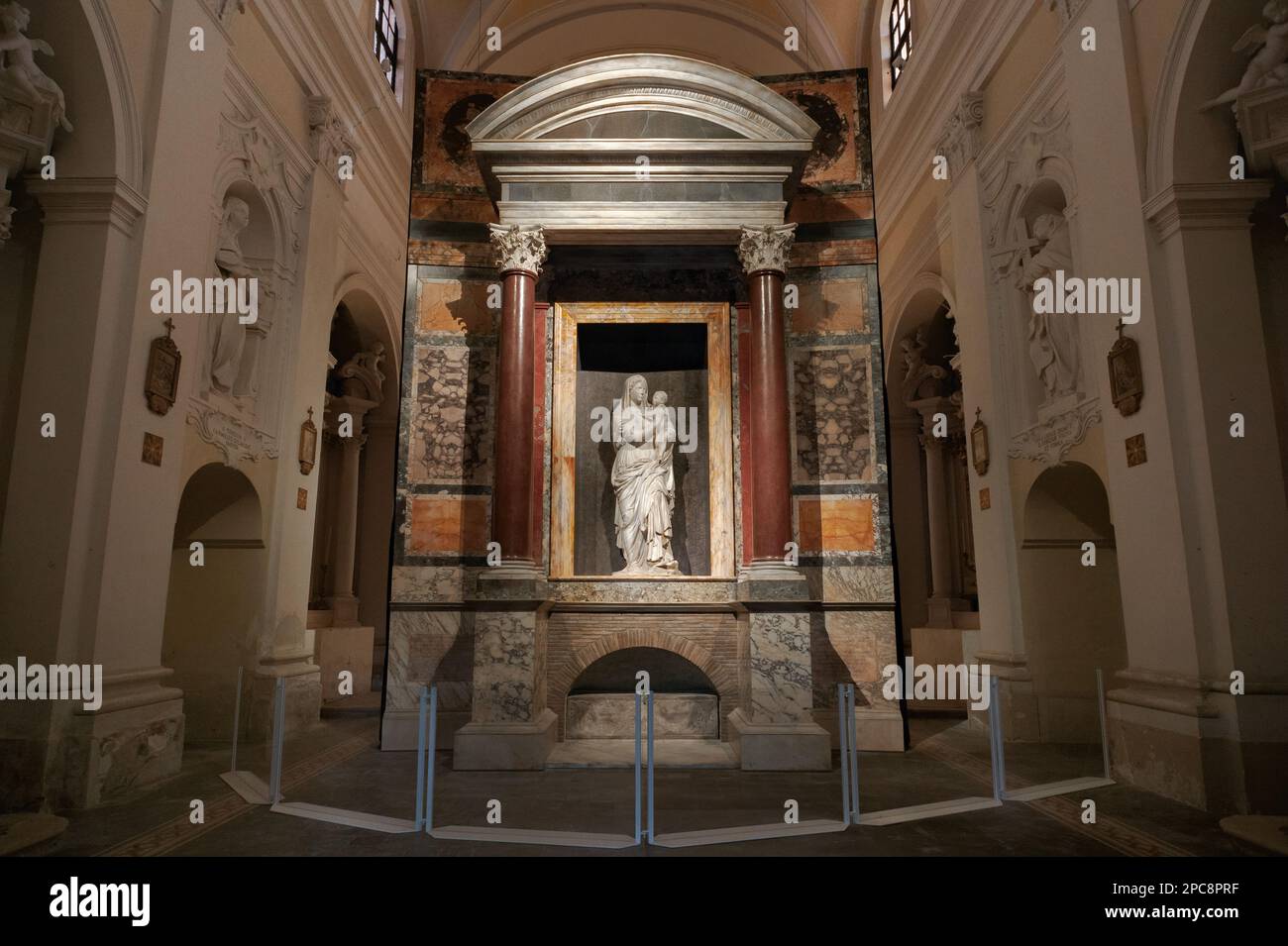 Urbino, Italie - 11 janvier 2023: Faux tombeau de Raphaël Sanzio à Urbino, lieu de naissance du peintre, copie parfaite de l'original à Rome, madein 2020 Banque D'Images