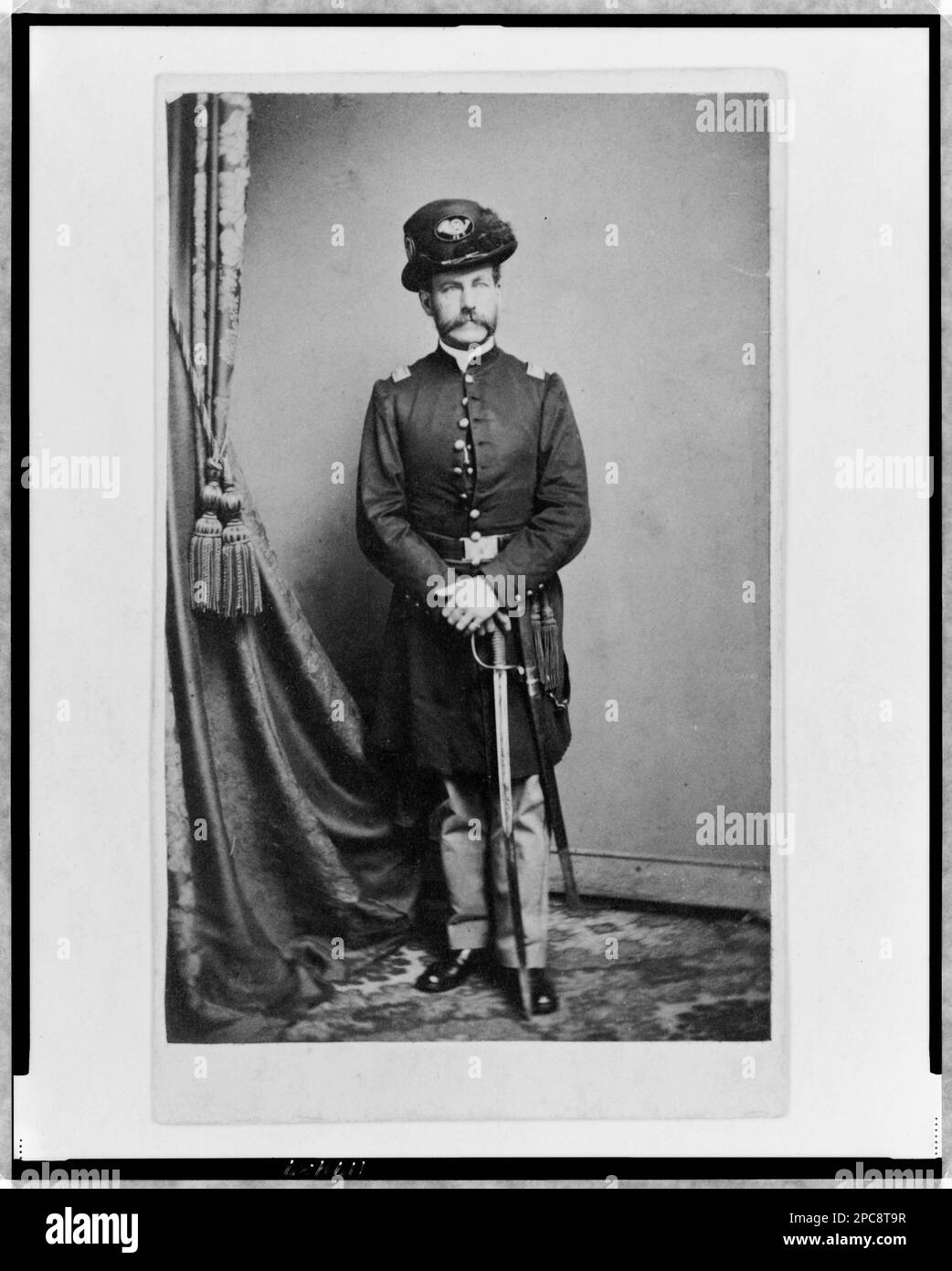 Officier de l'Union non identifié, portrait en longueur, debout, avec les deux mains d'épée, face à l'avant. Sur le verso : Broadbent & Co, 814 Chestnut Street, Philadelphie, dans l'album : [officiers de l'armée américaine et autres personnes de la période de la guerre civile / John White Geary, comp. 1861-1865], non 92, substitut p. 23 (en bas à droite), substitut disponible en copie laser couleur dans la salle de lecture P&P. Officiers militaires, Union, 1860-1870, États-Unis, Histoire, Guerre civile, 1861-1865, personnel militaire, Union. Banque D'Images