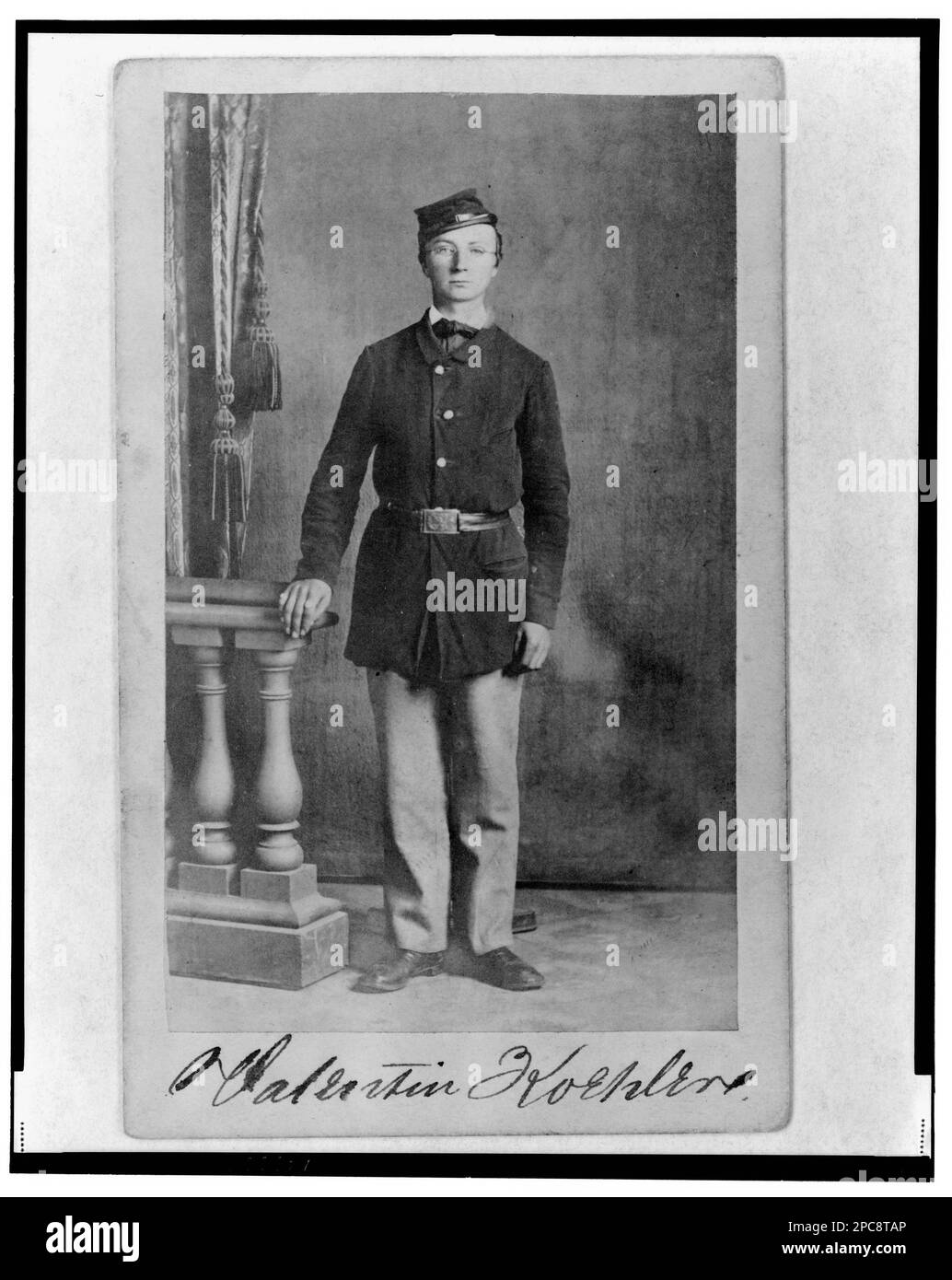 2nd Lieutenant Valentine Koehler, officier de l'Union dans le 32nd Indiana Regiment, portrait en pied, debout, face à l'avant / T.M. Schleier's Cartes de Visite Photograph Gallery, Nashville, Tennessee. Titre conçu par le personnel de la Bibliothèque, dans: Adolph Metzner album photo ., no 51, copie laser couleur de référence de substitution, montrant le recto et le verso de la photo, classé avec les aides à la recherche pour LE LOT 8751 dans la salle de lecture P&P. Koehler, Valentine, Service militaire, États-Unis, Army, Indiana Infantry Regiment, 32nd (1861-1865), People, UnifForms, 1860-1870, États-Unis, Histoire, Guerre civile, 1861-1865, officier militaire Banque D'Images