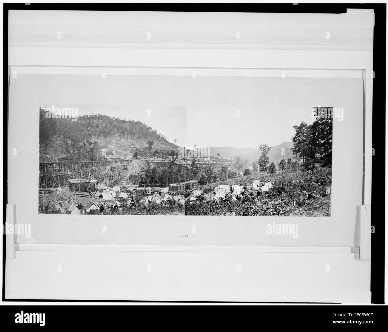 Vue sur la vallée de Running-Water Creek depuis la proximité de Whiteside's, Tennessee, Nashville & Chattanooga R.R. Bridge sur la gauche. Matériel visuel des papiers de O.M. PoE, n° 33, sur le verso : « Running Water Bridge & Raccoon Valley » entre Chattanooga, Tennessee. Et Bridgeport, Ala. États-Unis, Histoire, Guerre civile, 1861-1865, installations militaires, Railroad Bridges, Tents, États-Unis, Tennessee, Whiteside. Banque D'Images