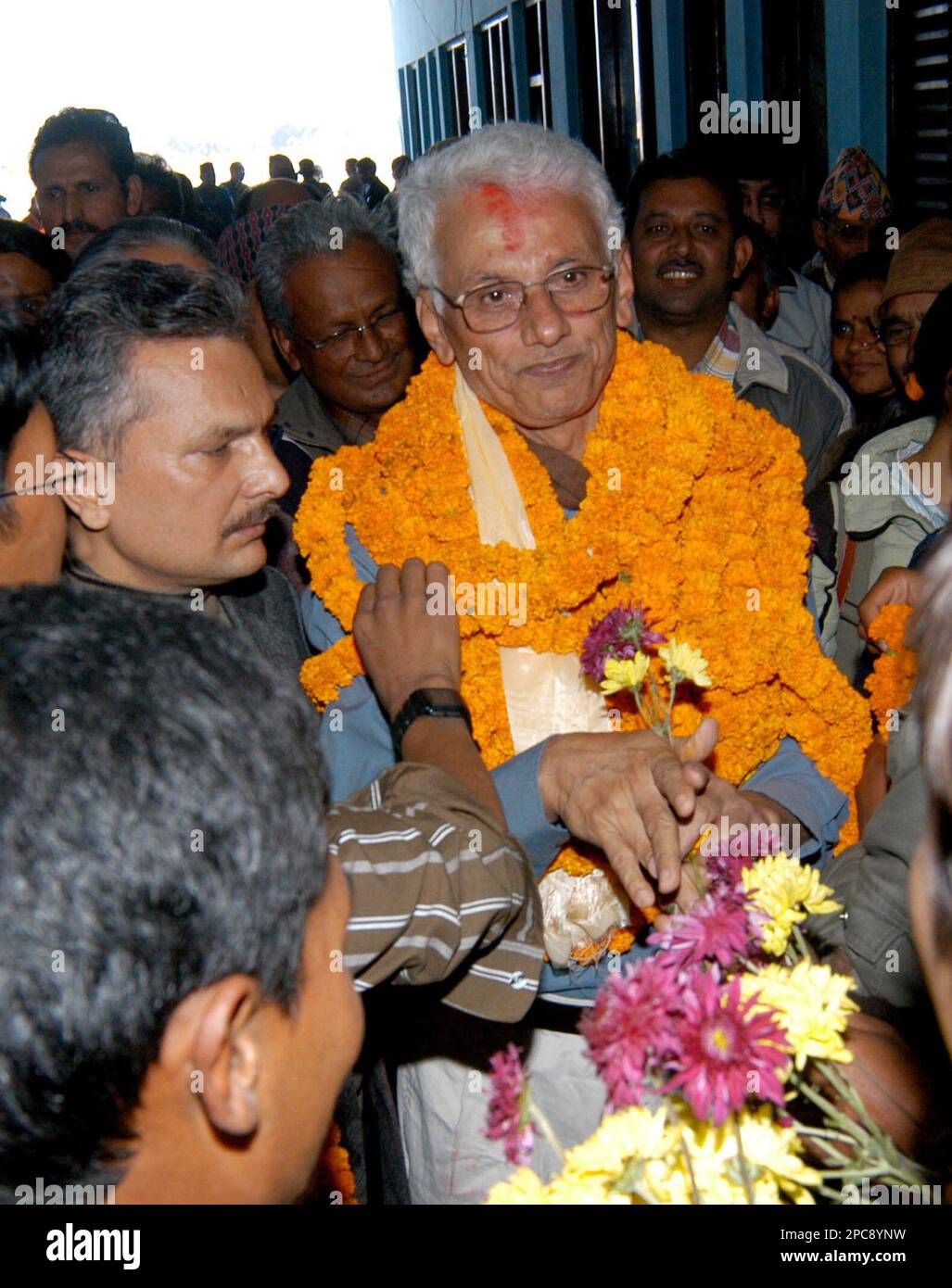 Maoist leader Chandra Prakash Gajurel, wearing garland, is welcomed by Maoist leader Baburam Bhattarai, left, and other colleagues at the airport in Katmandu, Nepal, Friday, Dec. 1, 2006. Two Maoist leaders Gajurel and Mohan Vaidya, who had been detained in Indian jails on different charges for three years were released from Jalpaiguri in India, on Thursday.(AP Photo/Binod Joshi) Banque D'Images