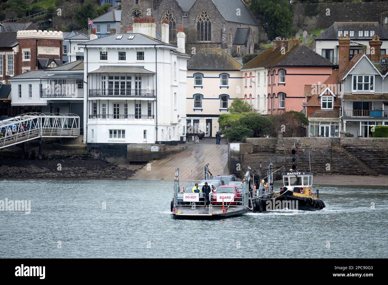 Le ferry Dart Lower à Dartmouth Devon, Royaume-Uni. Le ferry est parti de Kingjure et traverse la rivière Dart jusqu'à Dartmouth. Les véhicules attendent de débarquer Banque D'Images