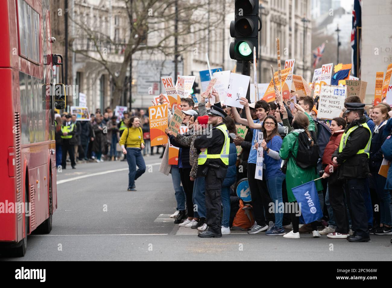 Londres, Royaume-Uni. 13 mars 2023. Les médecins subalternes du Service national de santé (NHS) se rassemblent pour exiger de meilleurs salaires et conditions de travail dès leur début de 72 heures Banque D'Images