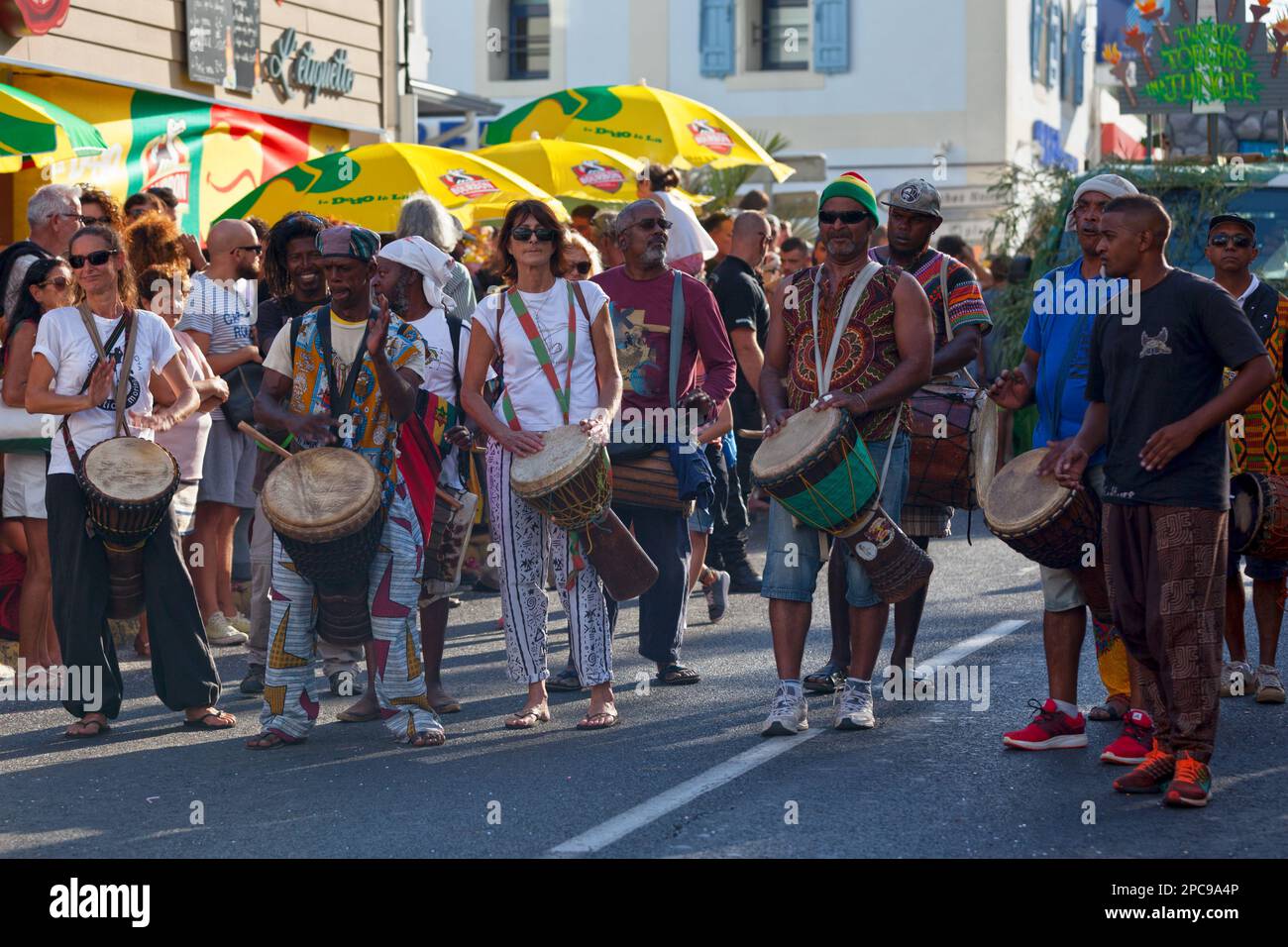 Saint-Gilles les bains, la Réunion - 25 juin 2017 : groupe de percussionnistes jouant avec leur djembe pendant le carnaval du Grand Boucan. Banque D'Images