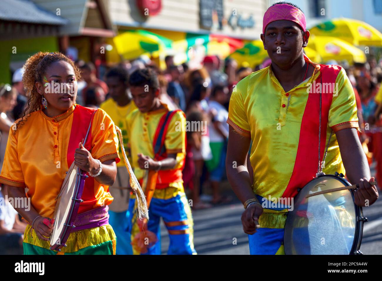Saint-Gilles les bains, la Réunion - 25 juin 2017 : groupe de jeunes percussionnistes qui défilent pendant le carnaval du Grand Boucan. Banque D'Images