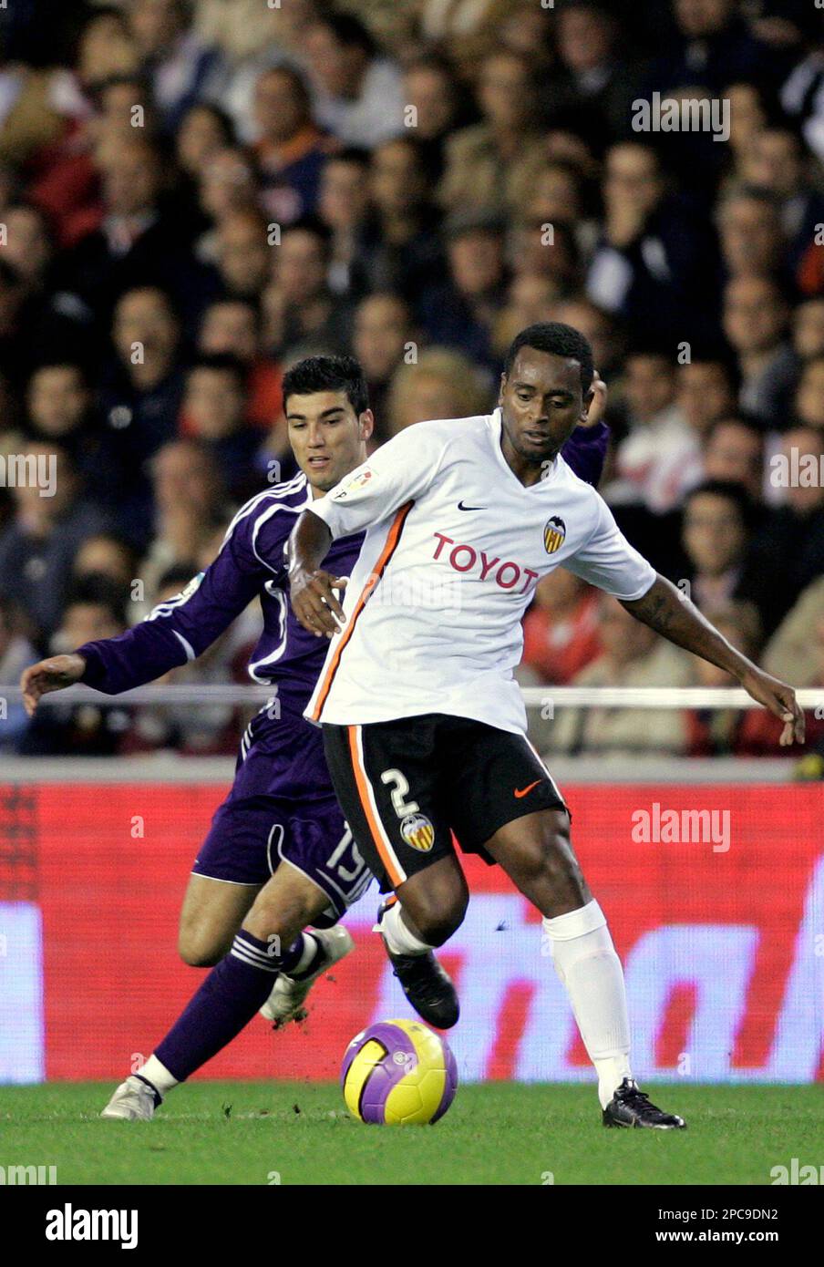 Real Madrid's player Jose Antonion Reyes, left, duels for the ball with Valencia's Miguel Brito, right, during their Spanish League soccer match at the Mestalla stadium in Valencia, Spain, Sunday, Nov. 26, 2006. (AP Photo/Fernando Bustamante) Banque D'Images