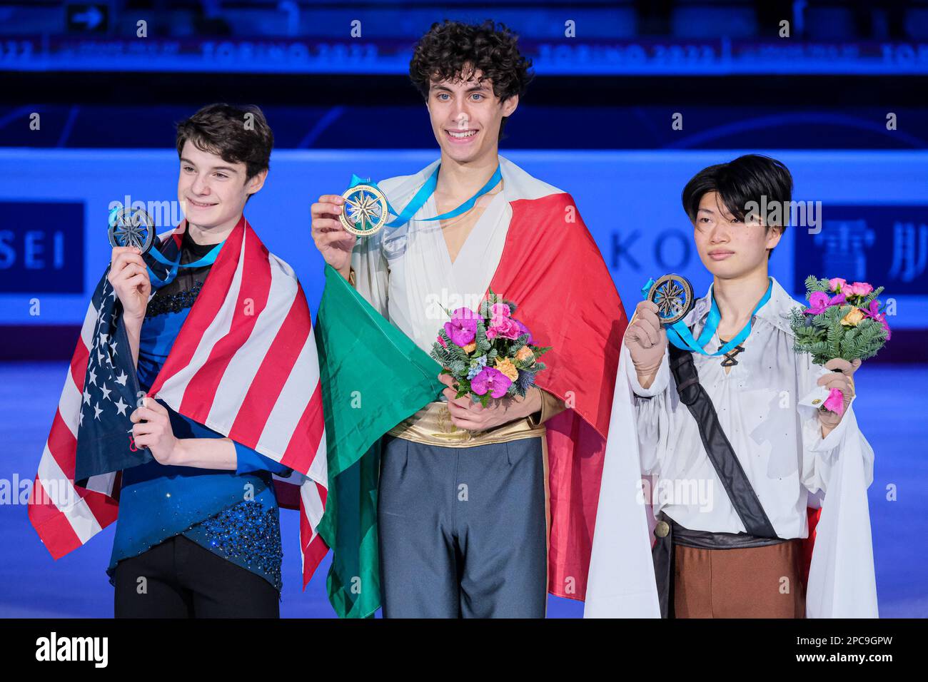 Turin, Italie. 10th décembre 2022. (L) Lucas Broussard des États-Unis (argent), (C) Nikolaj Memola de l'Italie (Or) et (R) Nozomu Yoshioka du Japon (Bronze) posent avec leurs médailles dans les jeunes hommes lors de la finale du Grand Prix de patinage artistique de l'UIP à Palavela. (Credit image: © Davide Di Lalla/SOPA Images via ZUMA Press Wire) USAGE ÉDITORIAL SEULEMENT! Non destiné À un usage commercial ! Banque D'Images