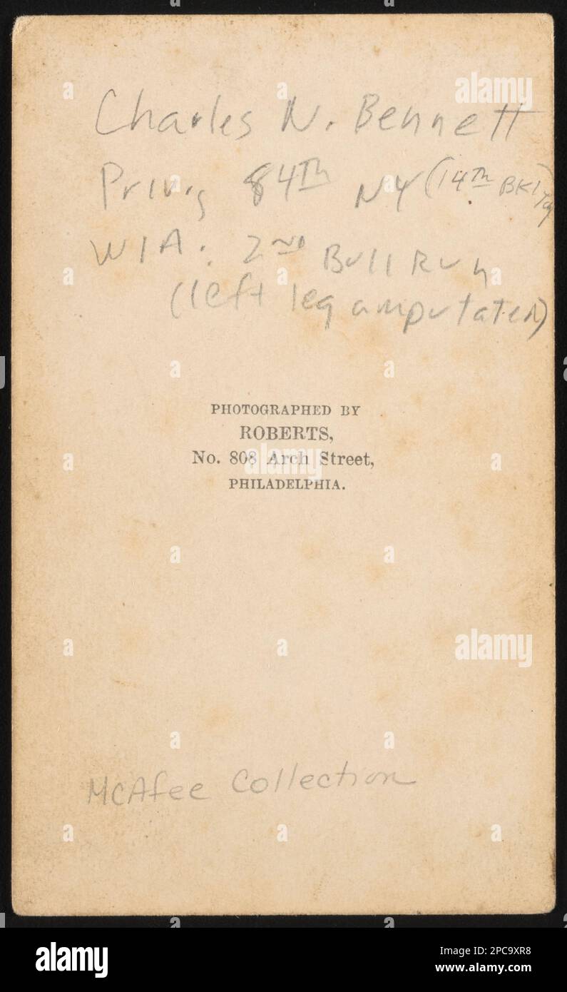 Privé Charles N. Bennett de Co. H, 84th New York Infantry Regiment en uniforme avec jambe gauche amputée / photographiée par Roberts, n° 808, rue Arch, Philadelphie. Collection de photos de la guerre civile de la famille Liljenquist , pp/papier liljpaper. Bennett, Charles N, environ 1841- , États-Unis, Army, New York Infantry Regiment, 84th (1861-1864), People, Soldiers, Union, 1860-1870, Amputees, 1860-1870, uniformes militaires, Union, 1860-1870, États-Unis, Histoire, Guerre civile, 1861-1865, Personnel militaire, Union. Banque D'Images
