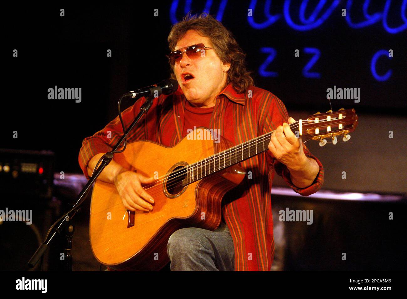 Singer Jose Feliciano performs Sunday, Nov. 19, 2006 at Iridium Jazz Club in New York. Feliciano's new album, Jose Feliciano y Amigos, is out Dec. 5 and features duets with Marc Anthony, Ramon Ayala, Christian Castro, Luis Fonsi, Lupillo Rivera and Alicia Villarreal. (AP Photo/Gary He) Banque D'Images