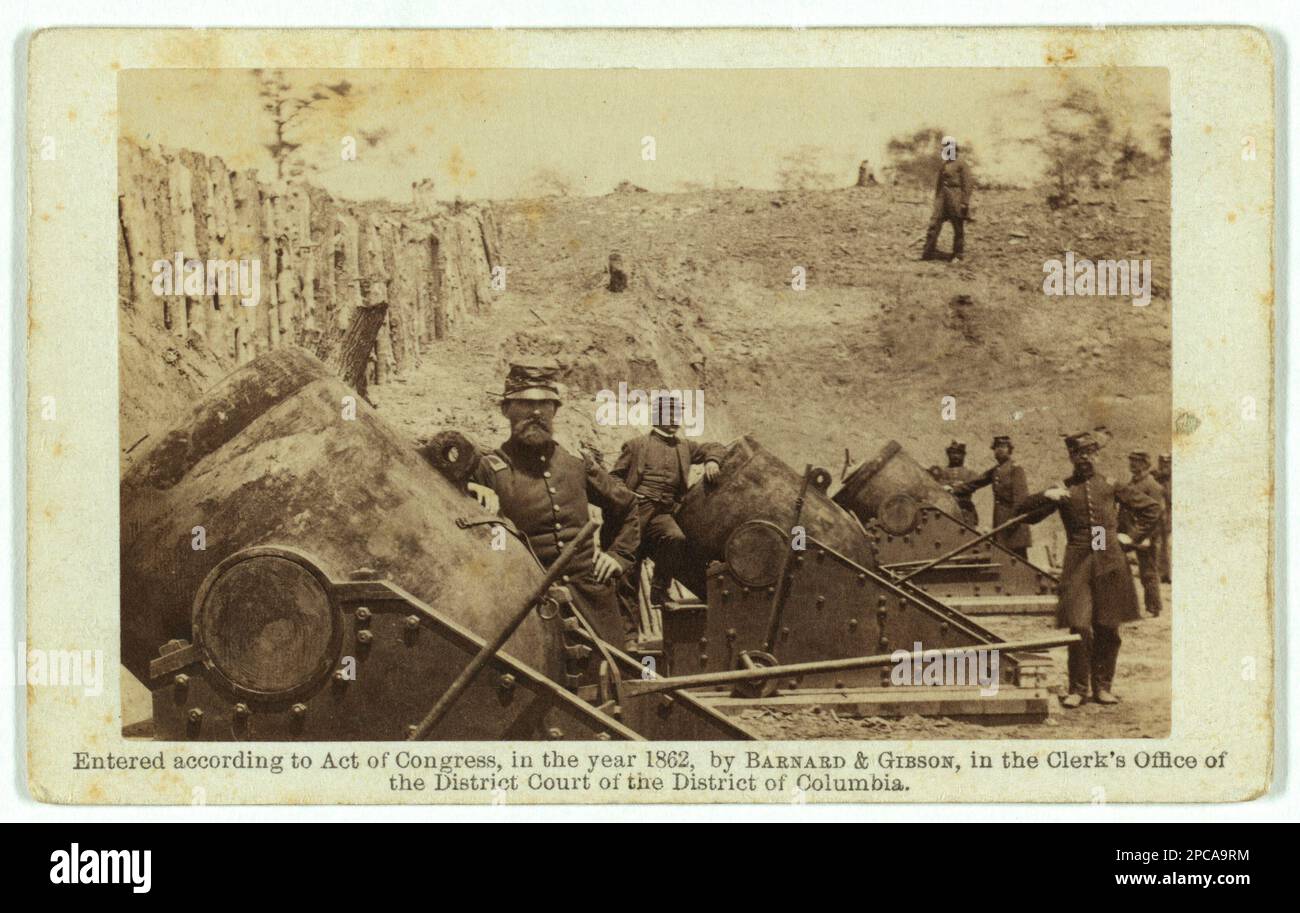 Batterie, n° 4--près de Yorktown, montage de mortiers de 10 13 pouces, pesant chacun 20 000 livres. East-South End / Galerie d'albums Brady. Don; Mme Norman P. Mason; 1963 oct., titre de l'article, no 375, imprimé sur verso: Du négatif photographique de Brady's National Portrait Gallery, dans l'album: Cartes-de-visite portraits des États-Unis Officiers de l'armée, enfants et autres, p. 20, à droite, Entré selon l'Acte du Congrès en l'an 1862, par Barnard & Gibson, dans le bureau du greffier du tribunal de district du district de Columbia, publié dans: Chapitre 'guerre' de l'ebook grandes photos de la Bibliothèque Banque D'Images