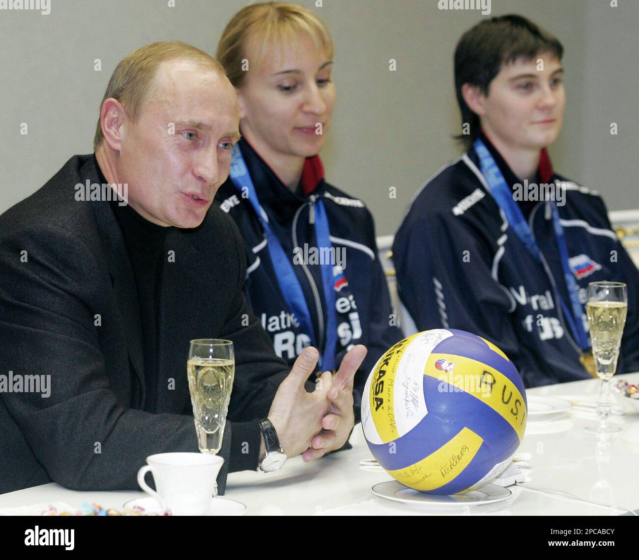 President Vladimir Putin, left, speaks at his meeting with players of Russian women's volleyball national team who won the world title for the first time in 16 years, at Vnukovo ariport, Moscow, Friday, Nov. 17, 2006. Vladimir Putin met the volleyball team before his depature for Hanoi to attend APEC summit. At left is Federal Security Service Chief Nikolai Patrushev, at right is Prime Minister Mikhail Fradkov. (AP Photo/ITAR-TASS, Mikhail Klimentyev, Presidential Press Service) Banque D'Images