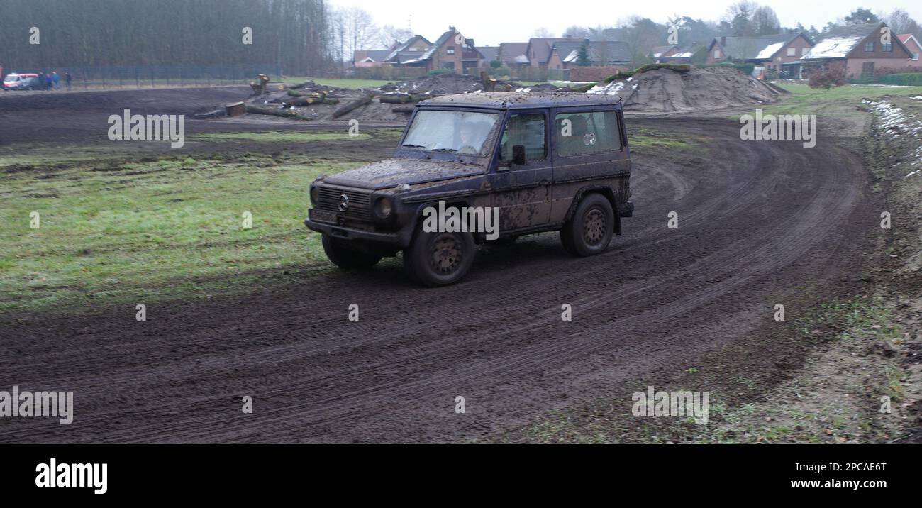 Itterbeck, Allemagne 12 mars 2023 Une jeep Mercedes totalement sale conduite sur une piste hors route à travers la boue. C'est une Mercedes-Benz classe G W460 Banque D'Images