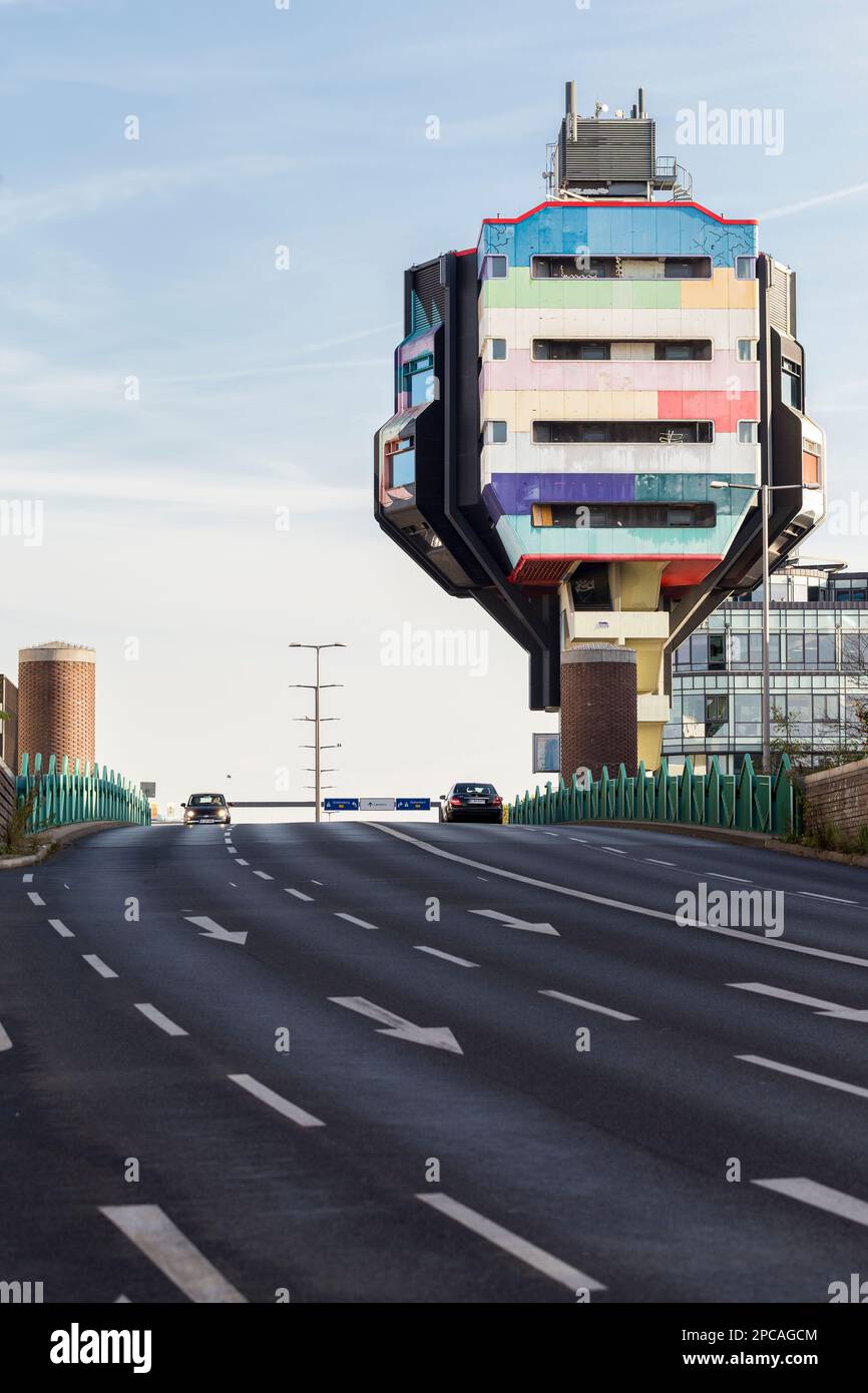 Berlin, Allemagne 10-31-2019 Bierpinsel (bière à la brosse), une tour d'observation brutaliste de 47 mètres de haut domine la ligne d'horizon de la Schloßstraße à Steglitz Banque D'Images