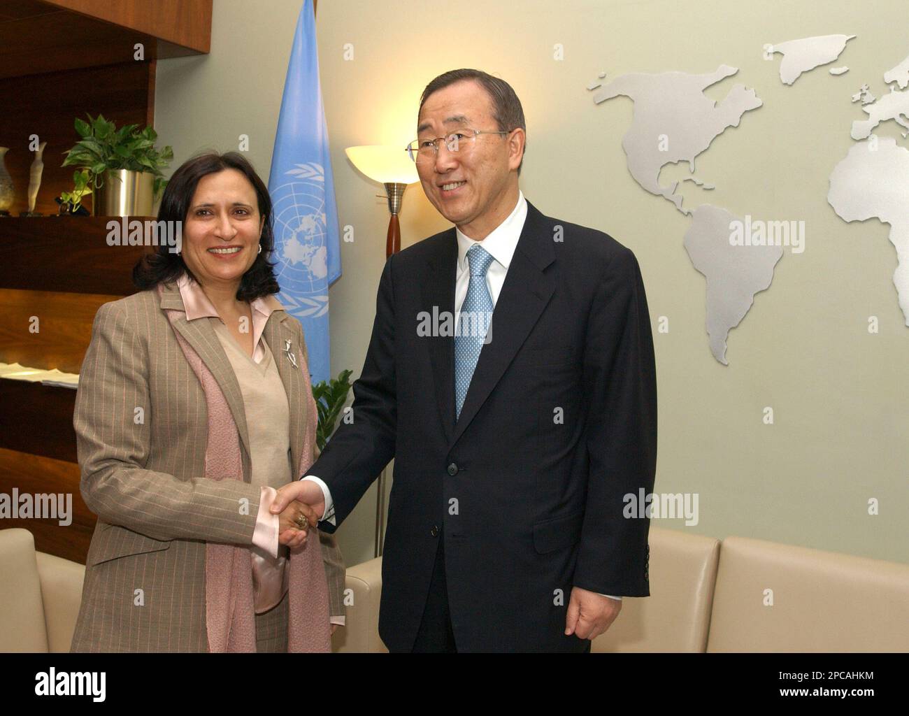 Secretary General elect Ban Ki-moon, right, greets the President of the General Assembly Haya Rashed Al Khalifa before a meeting at United Nations headquarters in New York, Thursday, Nov. 16, 2006. (AP Photo/Osamu Honda) Banque D'Images