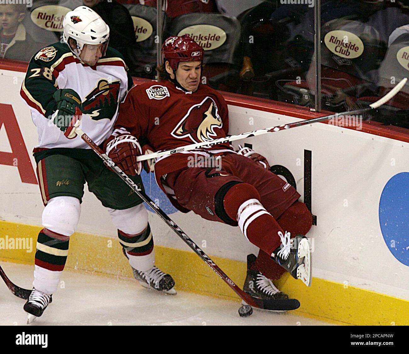 Minnesota Wild center Todd White, left, checks Phoenix Coyotes left winger Josh Gratton off the puck in the first period of an NHL hockey game Tuesday, Nov. 14, 2006, in Glendale, Ariz. (AP Photo/Paul Connors) Banque D'Images