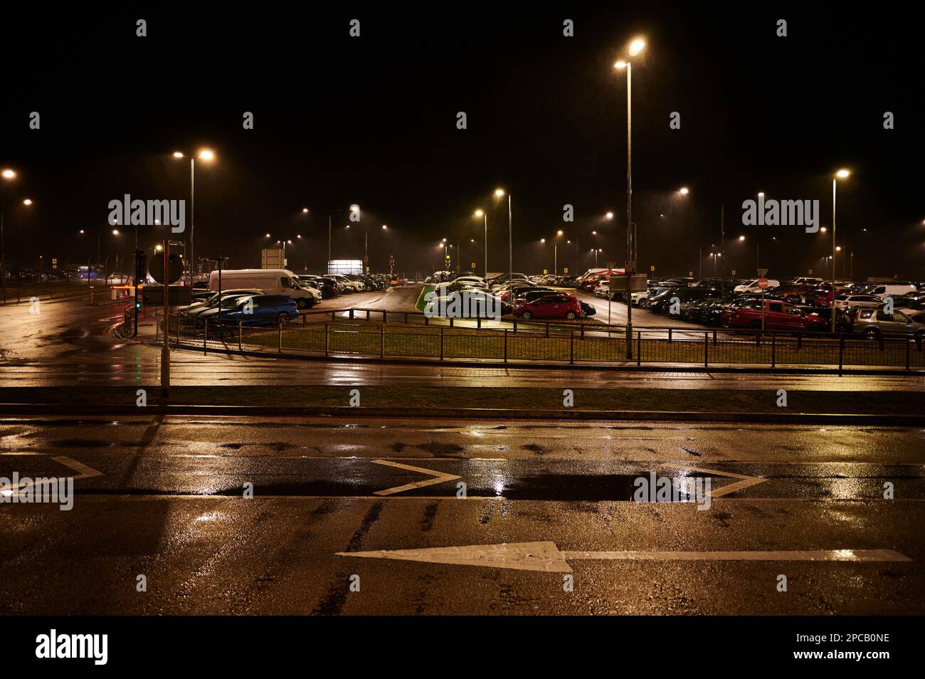 10 mars 2023 - luton uk: Parking la nuit sous la pluie Banque D'Images