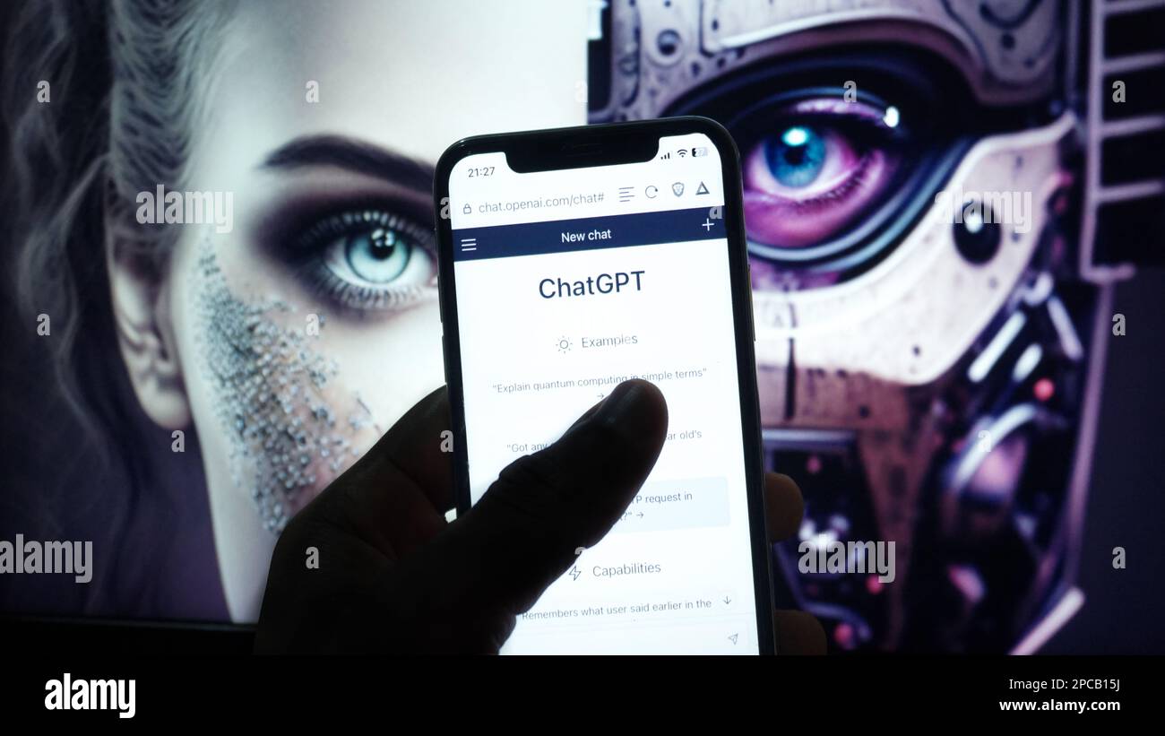 Téléphone mobile avec Chat GPT-4 site de l'intelligence artificielle de la société OpenAI LLC sur l'écran en face de moitié humaine moitié visage android. Banque D'Images