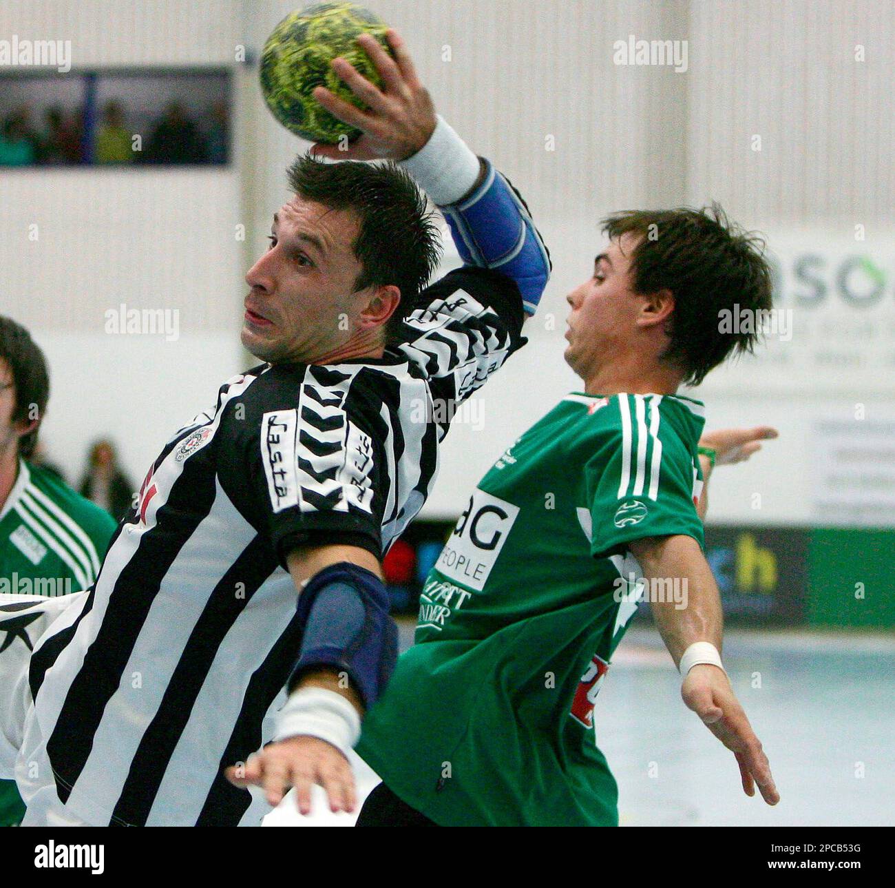 Der Schweizer Manuel Reber, rechts, im Duell mit dem Serben Miodrag Vujadinovic, im Europacup Handballspiel der Cupsieger zwischen Wacker Thun und Partizan Belgrad am Samstag, 11. November 2006, in Thun. (KEYSTONE/Peter Schneider) Partizan's Miodrag Vujadinovic and Thun's Manuel Reber, right, in action during the third round, first leg European Cup of Cup Winners handball match between Switzerland's Wacker Thun and Serbia's Partizan Belgrade in Thun, Switzerland, Saturday, November 11, 2006. (KEYSTONE/Peter Schneider) Banque D'Images