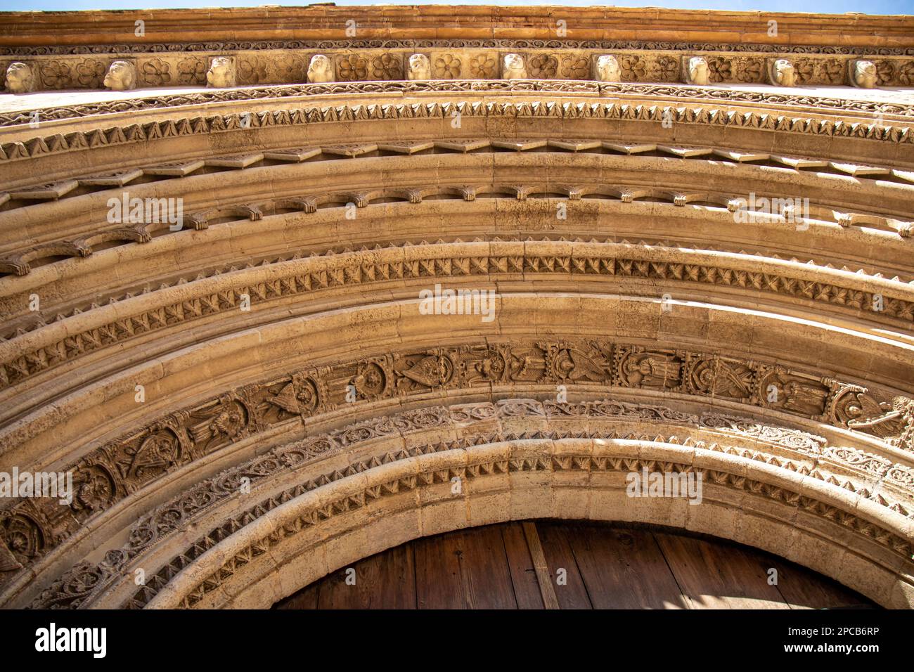 Detalle de la puerta de la Almoina en la Catedral de Valencia. Estilo románico con influencia mudéjar, Espagne Banque D'Images