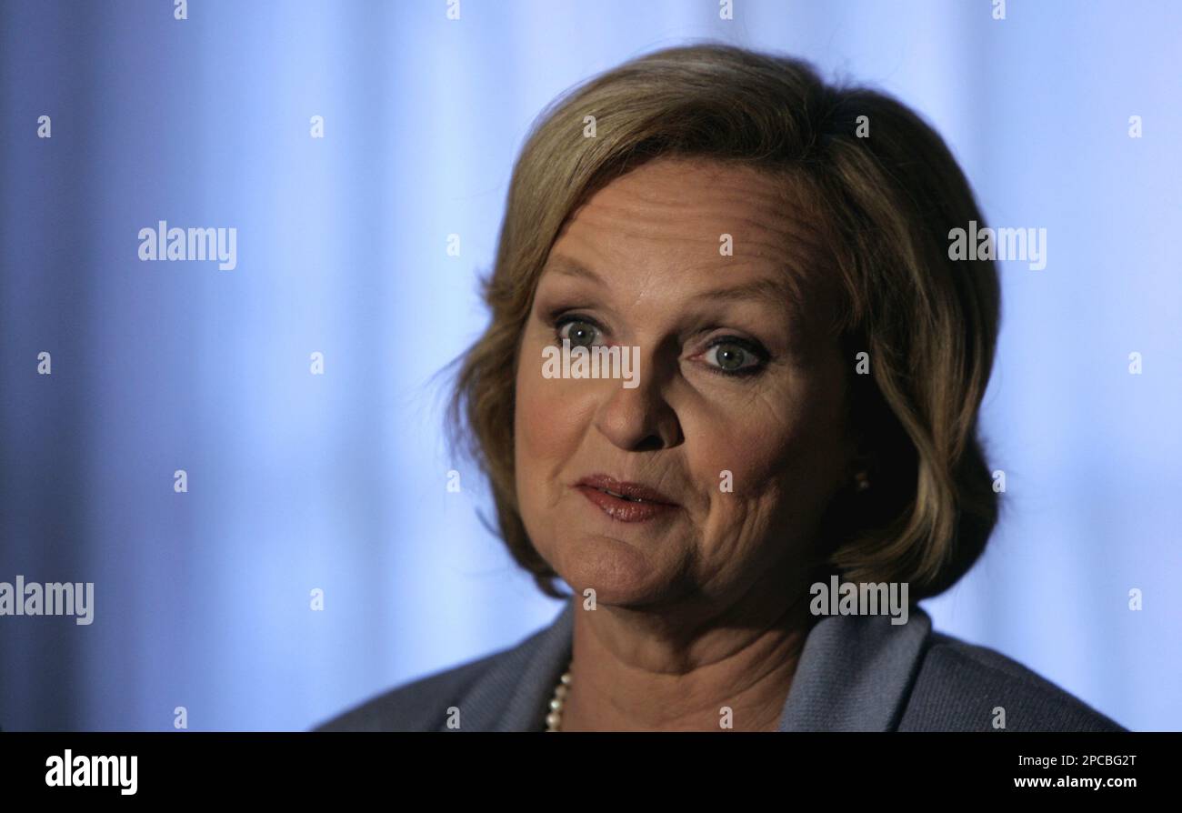 Newly-elected Missouri Democratic Sen. Claire McCaskill answers questions from the media during a news conference in St. Louis Wednesday, Nov. 8, 2006. McCaskill defeated incumbent Sen. Jim Talent in Tuesday's elections. (AP Photo/Charlie Riedel) Banque D'Images