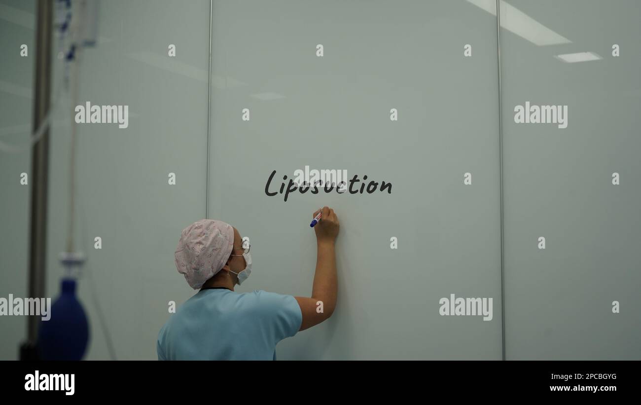 L'infirmière dans la salle d'opération. L'infirmière se prépare à la chirurgie de liposuccion. Banque D'Images