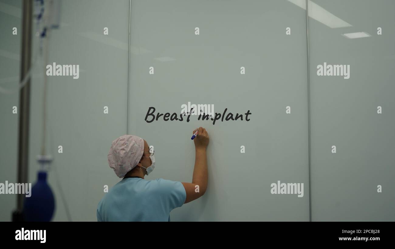 chirurgie de l'implant mammaire. Médecin effectuant une opération de levage de sein avec une infirmière Banque D'Images