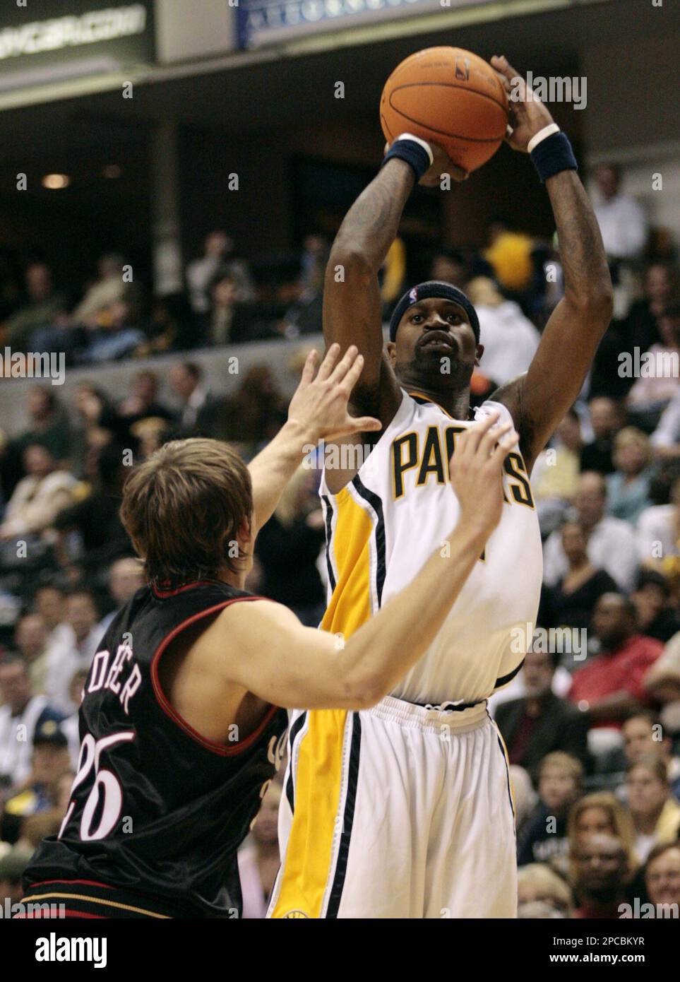 Indiana Pacers' Stephen Jackson, back, shoots over Philadelphia 76ers' Kyle Korver during the fourth quarter of an NBA basketball game, Tuesday, Nov. 7, 2006 in Indianapolis. Jackson scored 10 points in the Pacers' 97-86 win. (AP Photo/John Harrell) Banque D'Images
