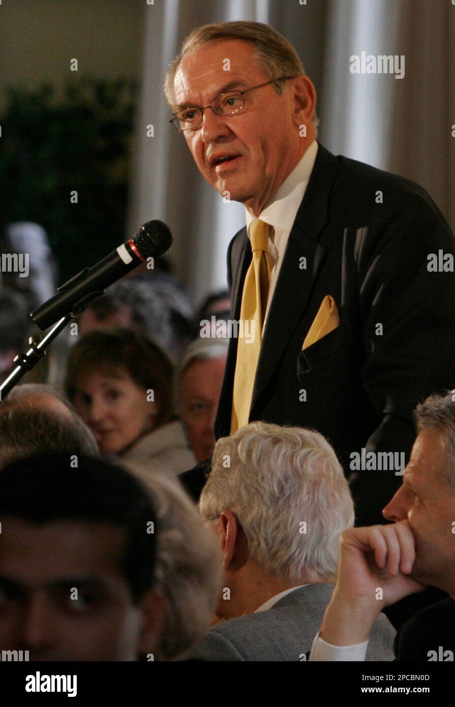 Jan Eliasson, president of the 60th United Nations General Assembly and former foreign minister of Sweden, speaks after receiving the Dag Hammarskjold Inspiration Award during the Dag Hammarskjold Scholarship Fund For Journalists luncheon at the United Nations in New York, Tuesday, Nov. 7, 2006. (AP Photo/Bebeto Matthews) Banque D'Images