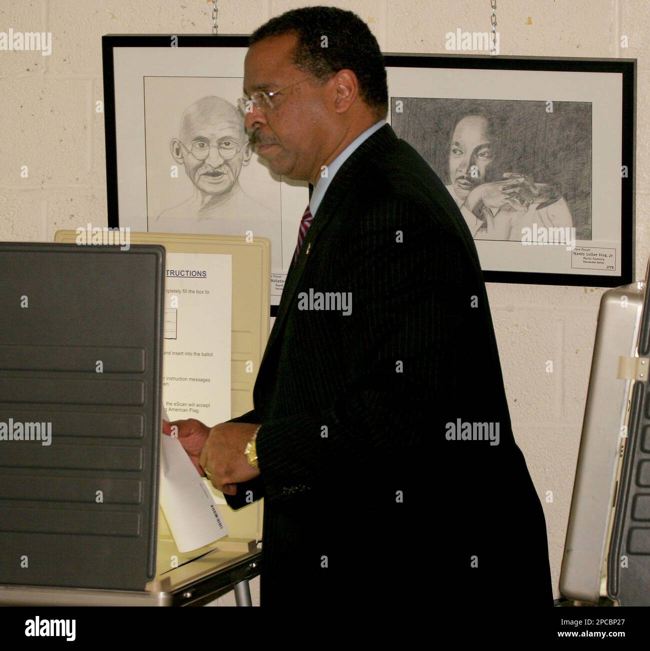 Republican gubernatorial candidate Ken Blackwell casts his vote in Cincinnati, Ohio on Tuesday, Nov. 7, 2006. Blackwell is up against Democrat Ted Strickland. Portraits of Mahatma Gandhi and Martin Luther King Jr. are seen in the background. (AP Photo/Tom Uhlman) Banque D'Images