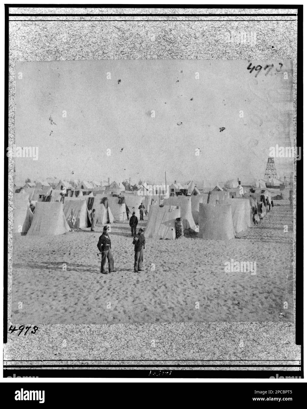 Camp sur l'île Morris. N° 4973, titre de l'article, monté avec cinq autres photographies avec légende générale: Views in Charleston Harbour, S. C, Photograph is Half of a Stereograph pair, Gift; Col. Godwin Ordway; 1948. Camps militaires, Caroline du Sud, Morris Island, 1860-1870, États-Unis, Histoire, Guerre civile, 1861-1865, installations militaires, États-Unis, Caroline du Sud, Morris Island. Banque D'Images