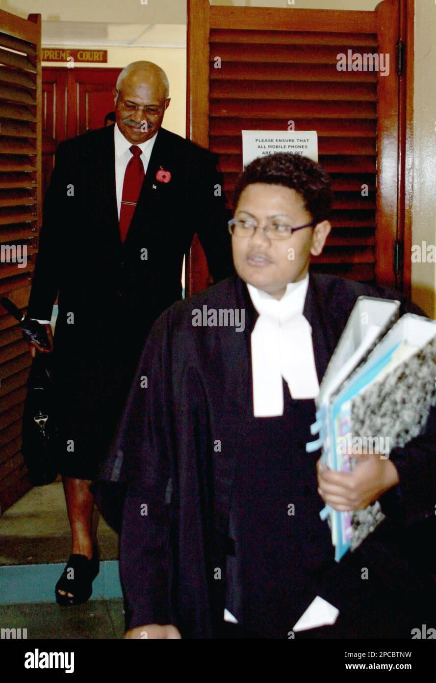 Sitiveni Rabuka, left, follows his defence council Sala Patel as they leave the Supreme Court of Fiji in Suva, Tuesday, Nov. 7, 2006 on the second day of his pre-trial. The former Fijian prime minister and coup leader appeared in the court charged with inciting a bloody mutiny at the South Pacific nation's main military barracks in 2000 that left eight soldiers dead. (AP Photo/Rob Griffith) Banque D'Images