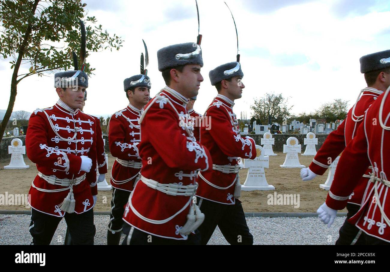 Bulgarian honor guards march during a remembrance service at the Bulgarian Military Cemetery near the southeastern Macedonian village of Novo Selo, Saturday, Nov. 4, 2006. Bulgaria's President Georgi Parvanov visited on Saturday the newly reconstructed military cemetery with some 70 Bulgarian soldiers, killed in the Balkan Wars and WWI. (AP Photo/Boris Grdanoski) Banque D'Images