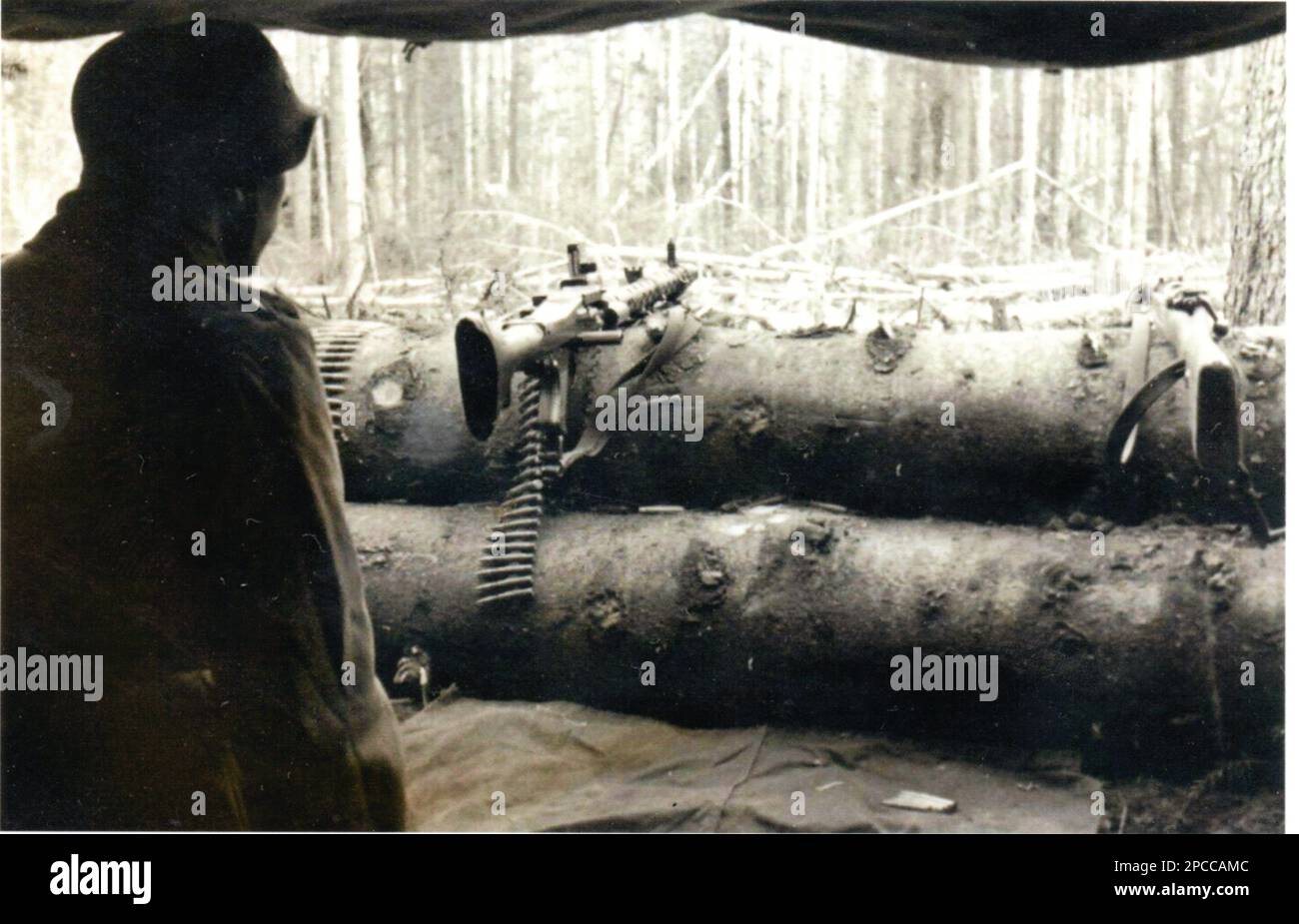 Photo B&W de la Seconde Guerre mondiale le soldat allemand se tient à la montre à mg Bunker sur le front russe 1942 Banque D'Images