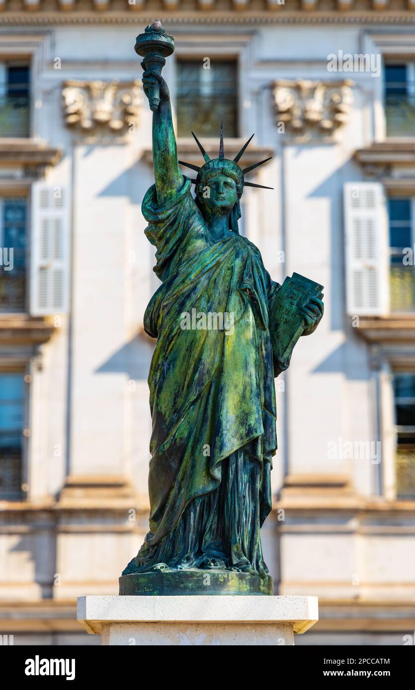Nice, France - 5 août 2022 : statue de la liberté sculpture de Frédéric Auguste Bartholdi sur la Promenade des Anglais le long de la plage de Nice sur la Côte d'Azur Banque D'Images