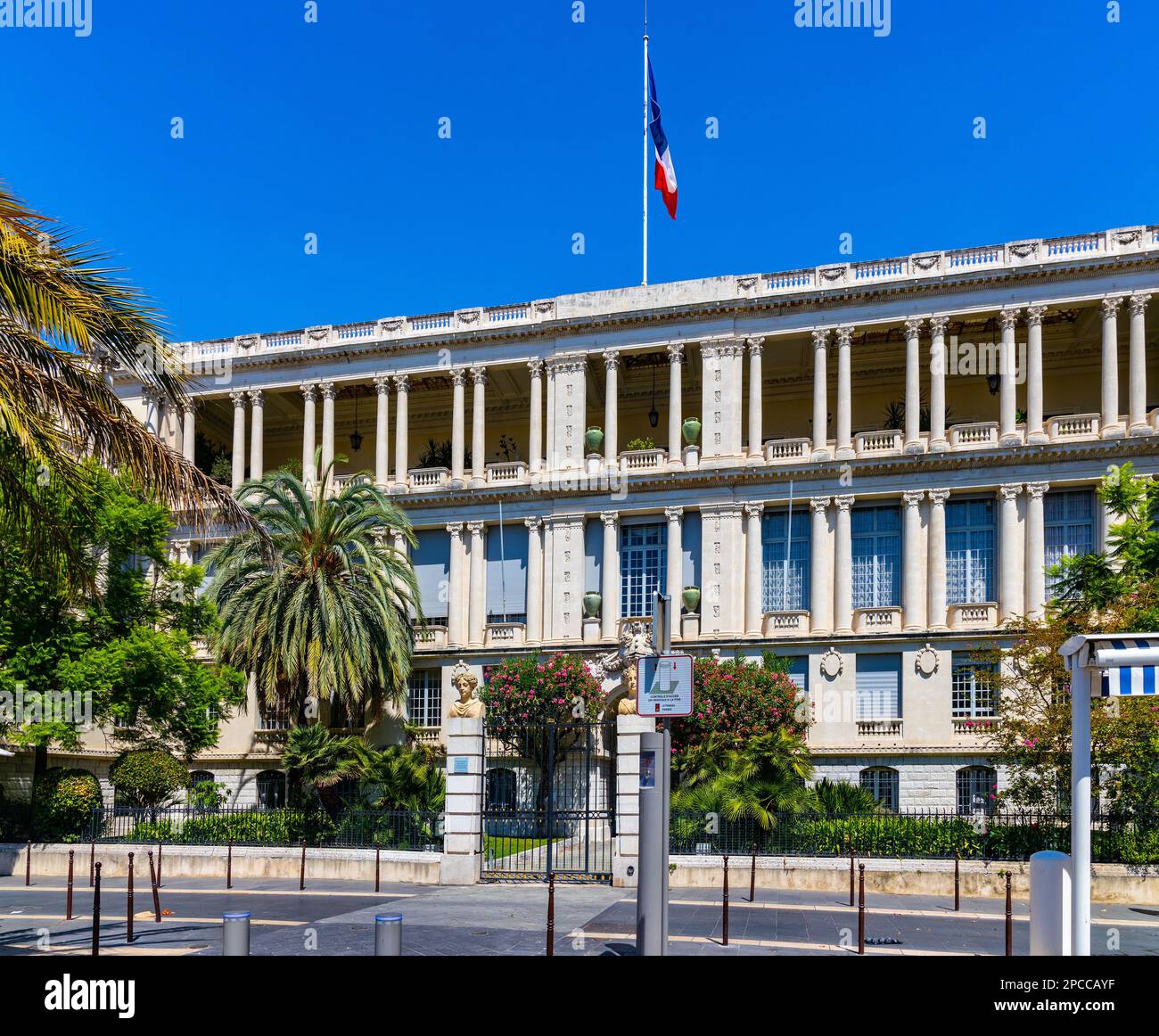 Nice, France - 7 août 2022: Palais de la Préfecture et hôtel de ville à côté Palais de Justice dans le quartier historique de Nice Vieille ville Banque D'Images