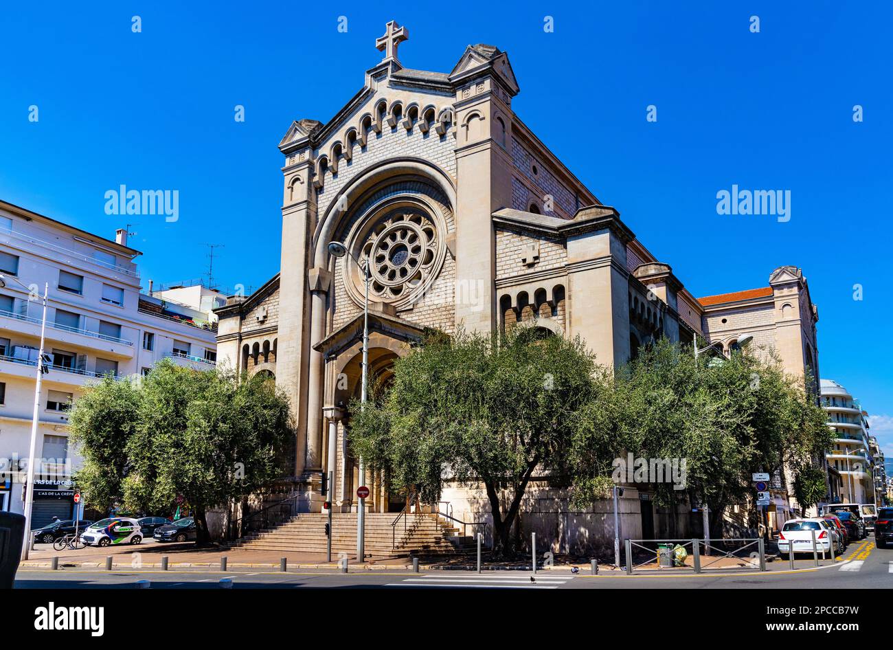 Nice, France - 7 août 2022 : Eglise Saint Pierre d'Arene Eglise Pierre rue de France dans le quartier historique le carré d'Or de Nice Banque D'Images